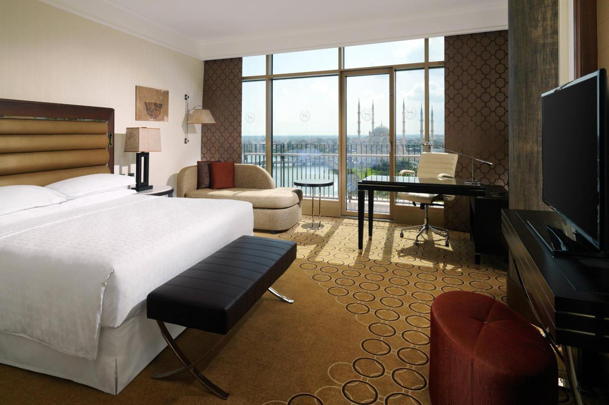 Club Room Club lounge access Guest room 1 KingRiver view