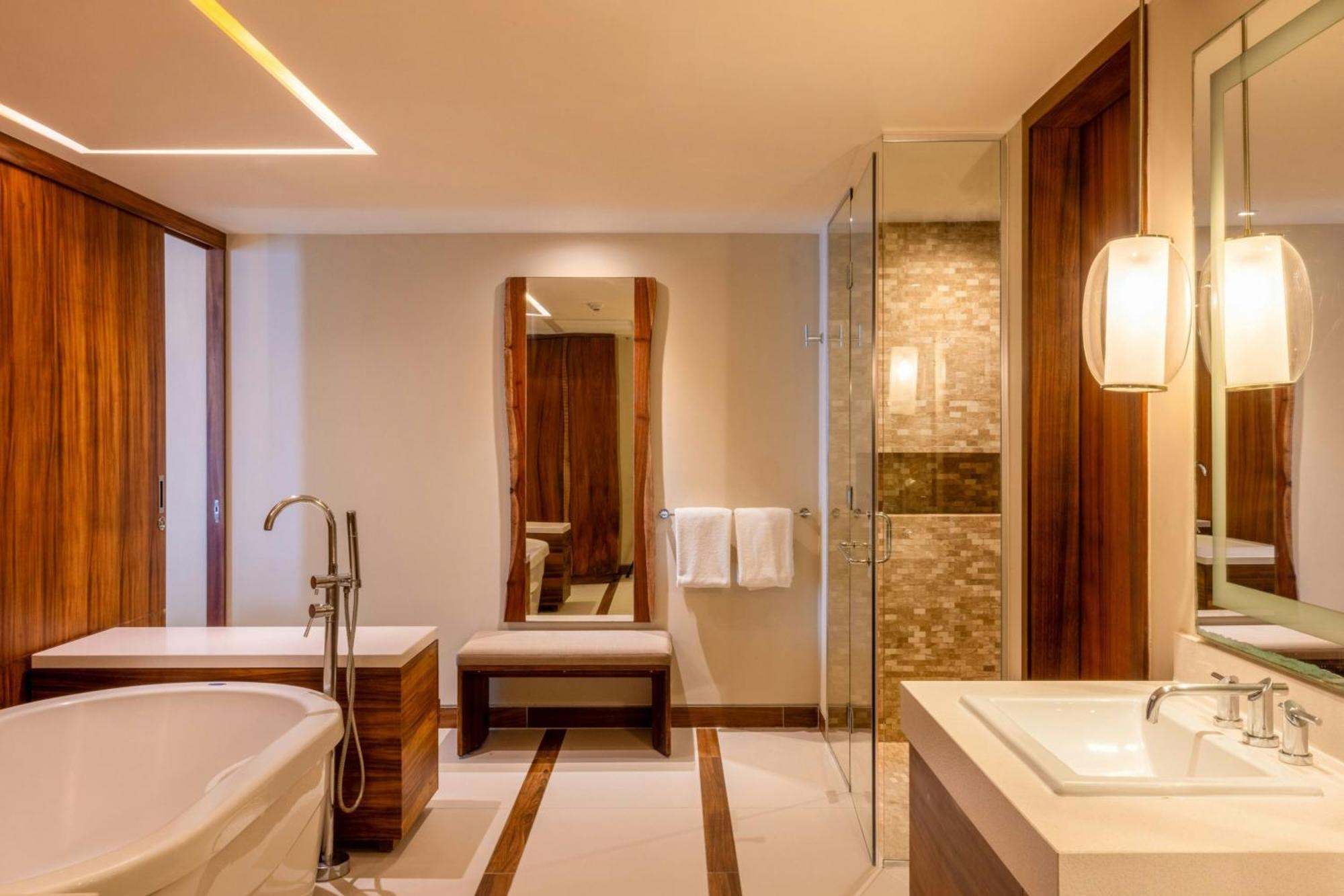 1 Bedroom Junior Suite 1 King Ocean view