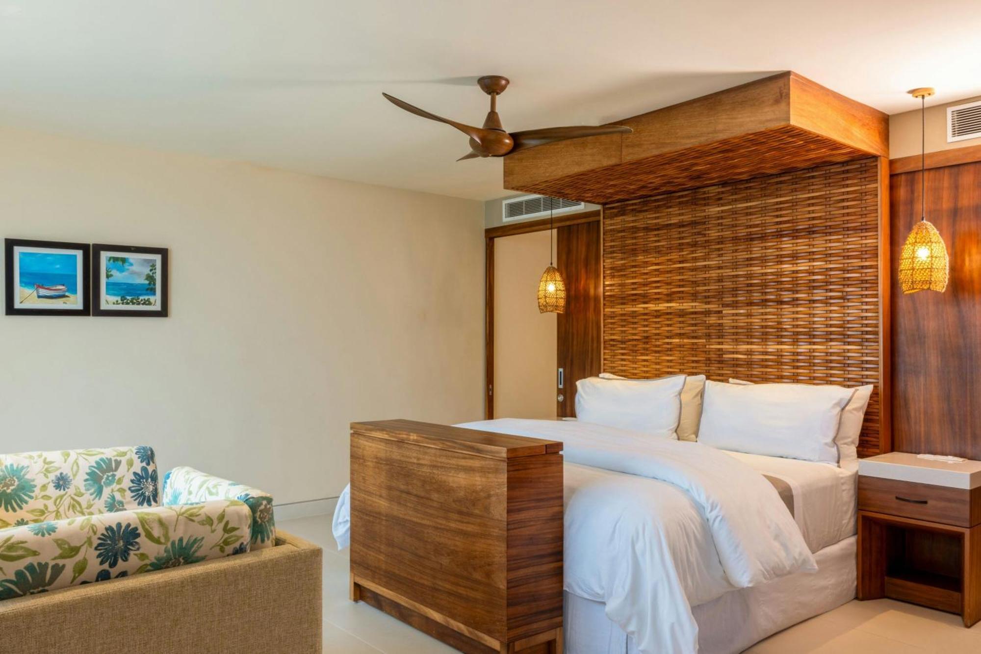 1 Bedroom Junior Suite 1 King Ocean view