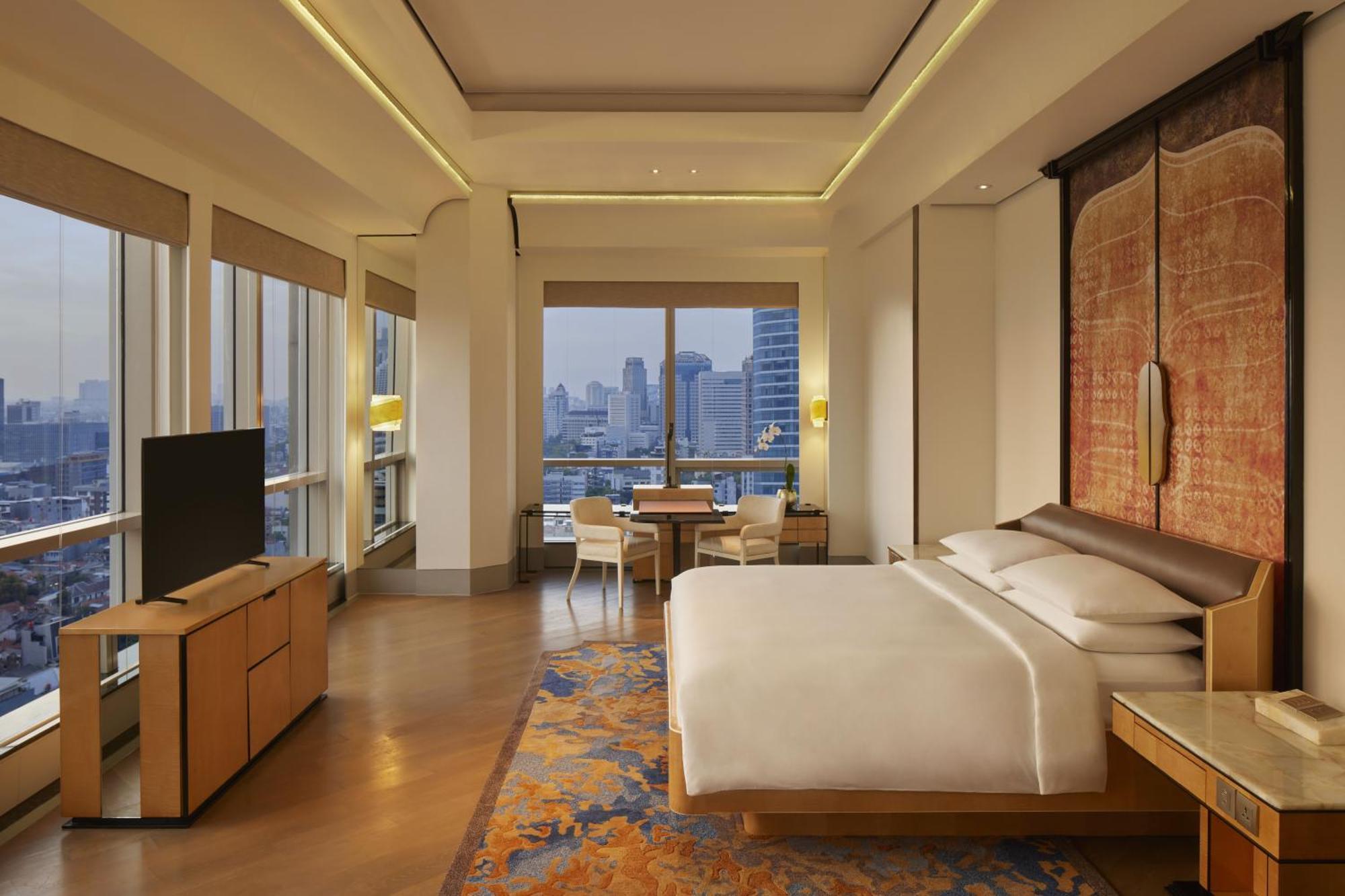 Deluxe Corner Room with One King Bed
