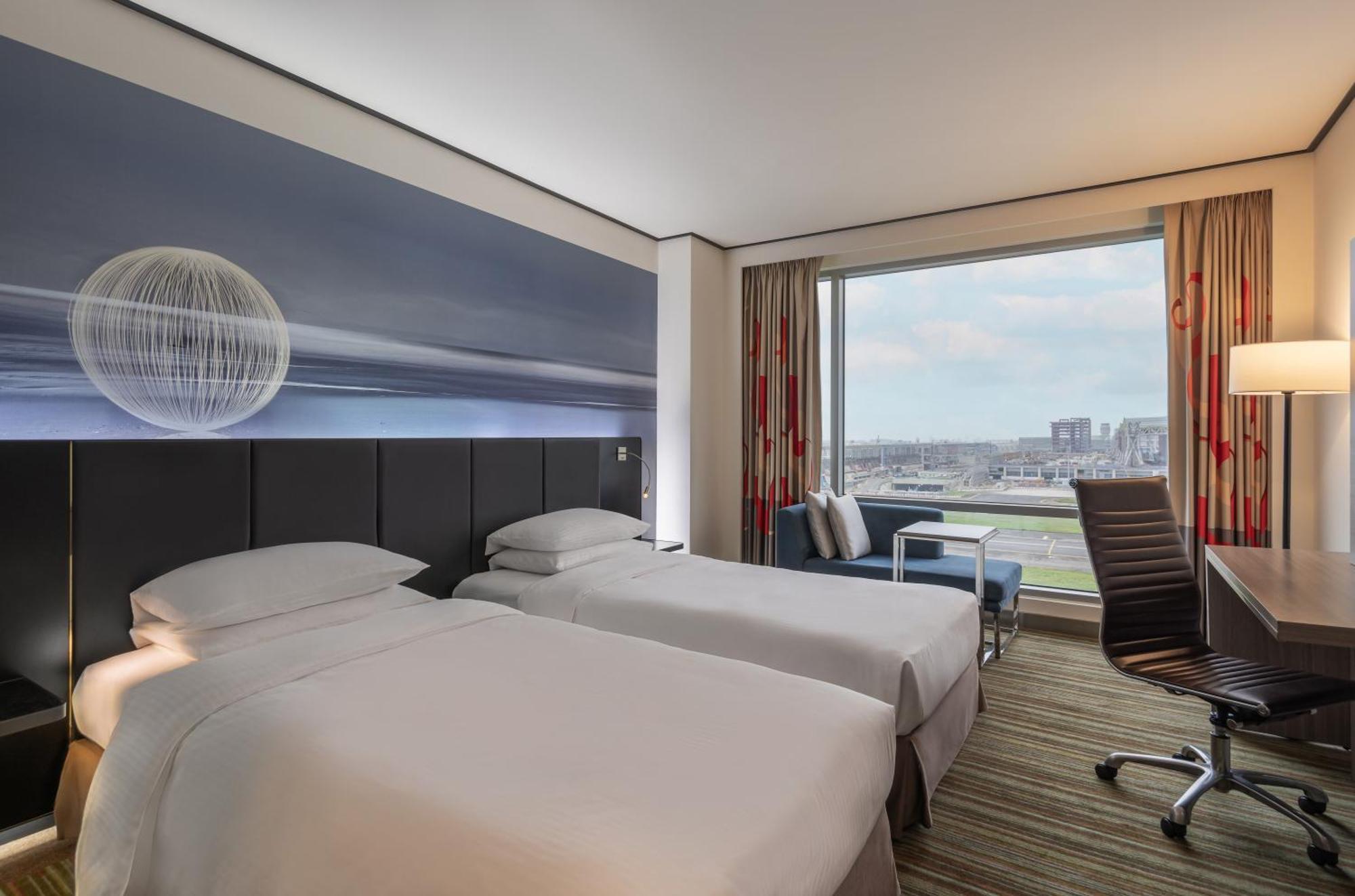 Twin room with Airport View