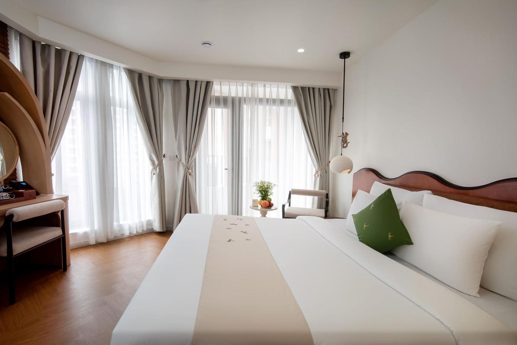 Luxury Deluxe High-Floor Balcony Room Once-time minibar