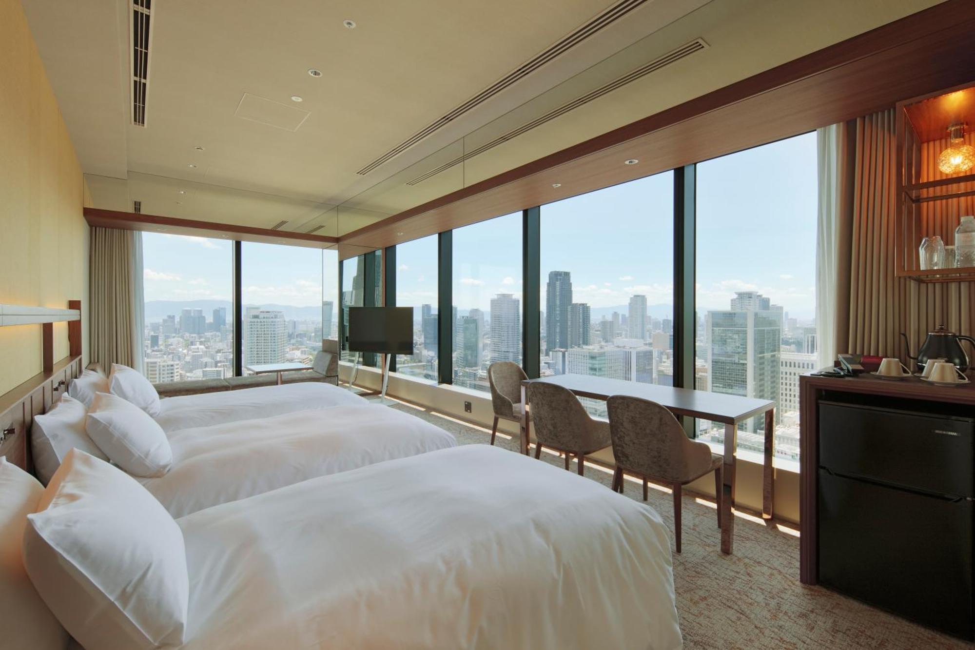 Habitación Triple Premium con sofá cama y acceso al salón - Planta superior - No fumadores