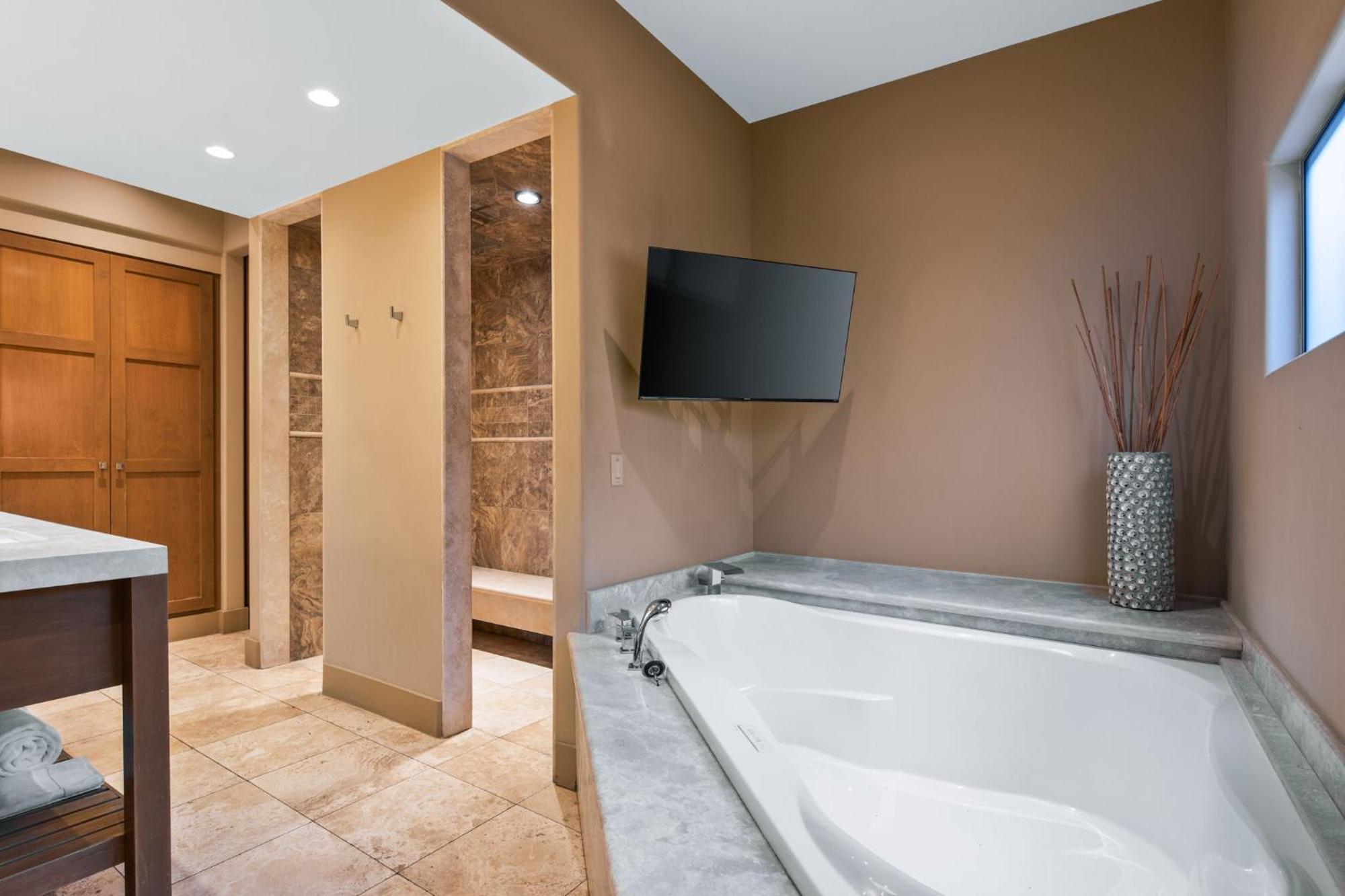 King Suite Spa Bath