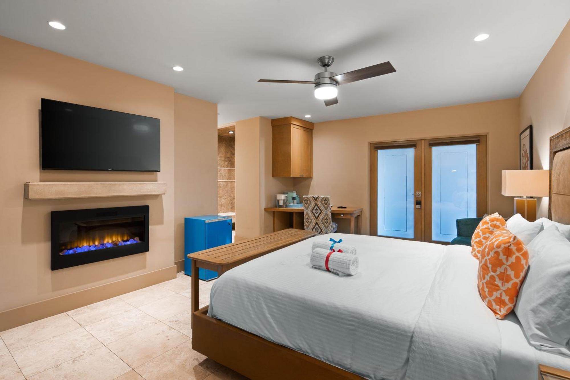 King Suite Pool View