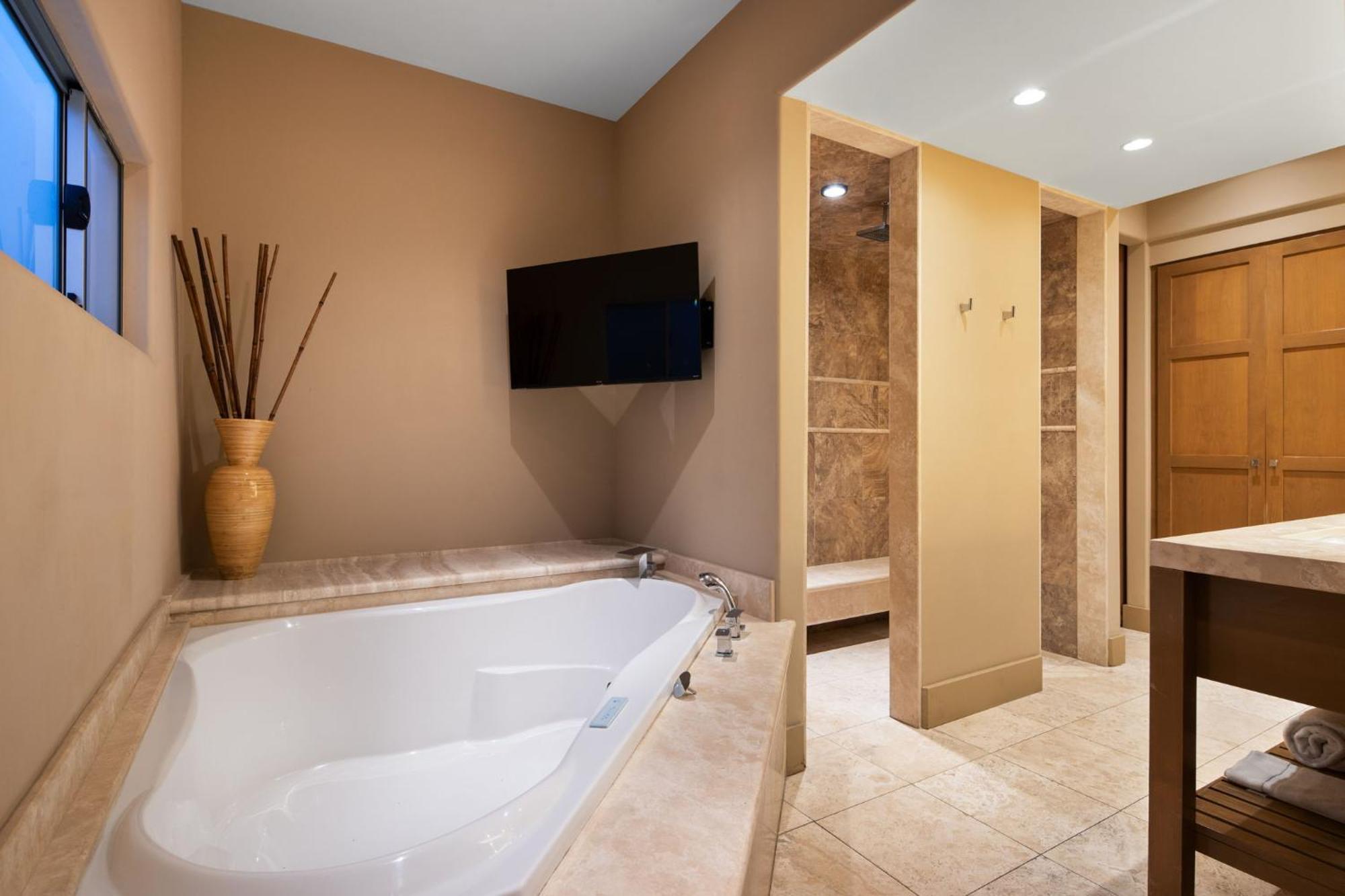 King Suite Spa Bath
