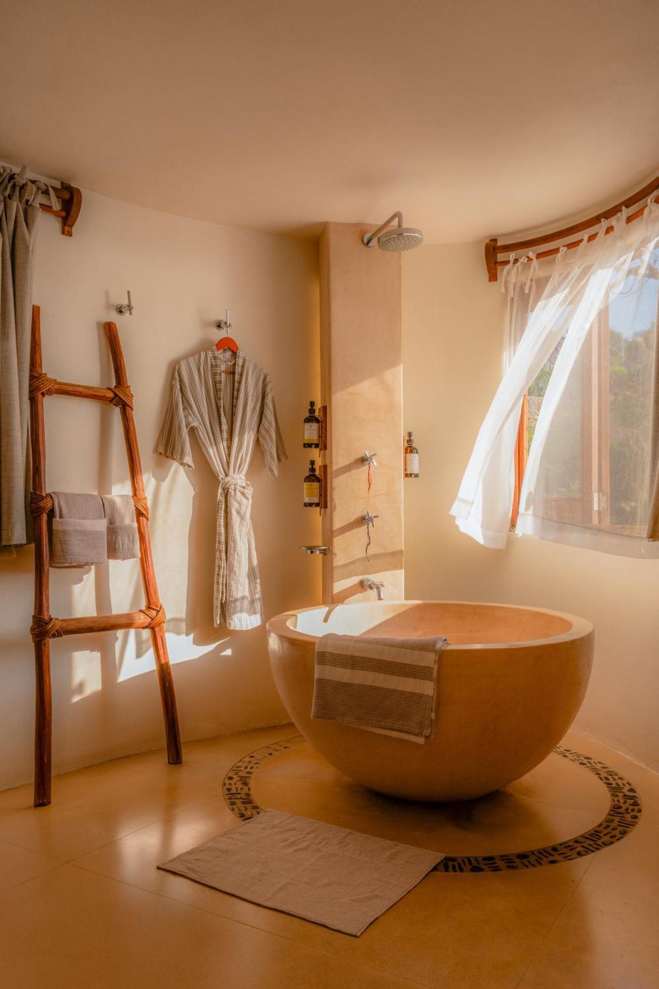 Honeymoon Suite,1641022215:JPEG