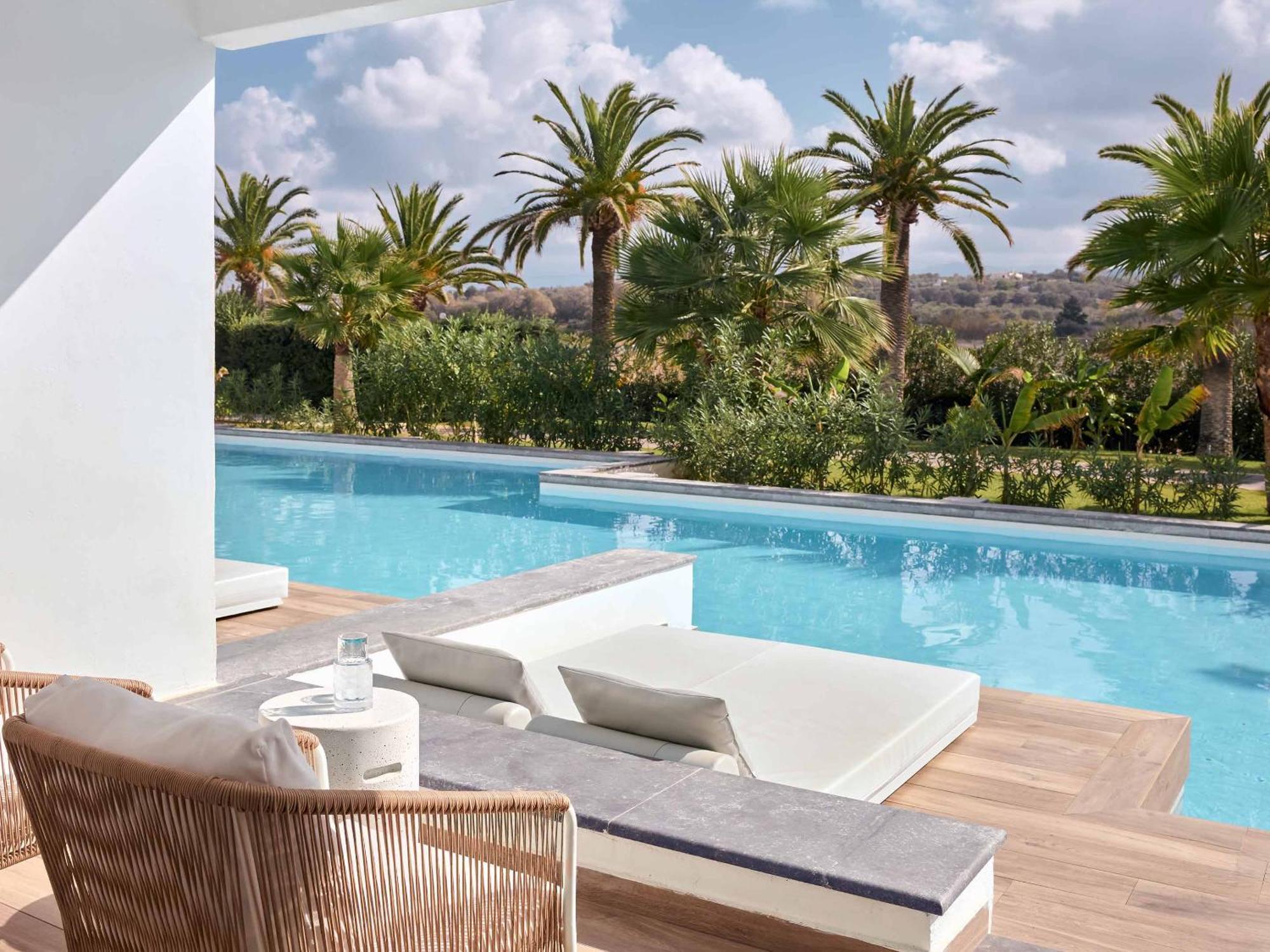 Swim Up White Room