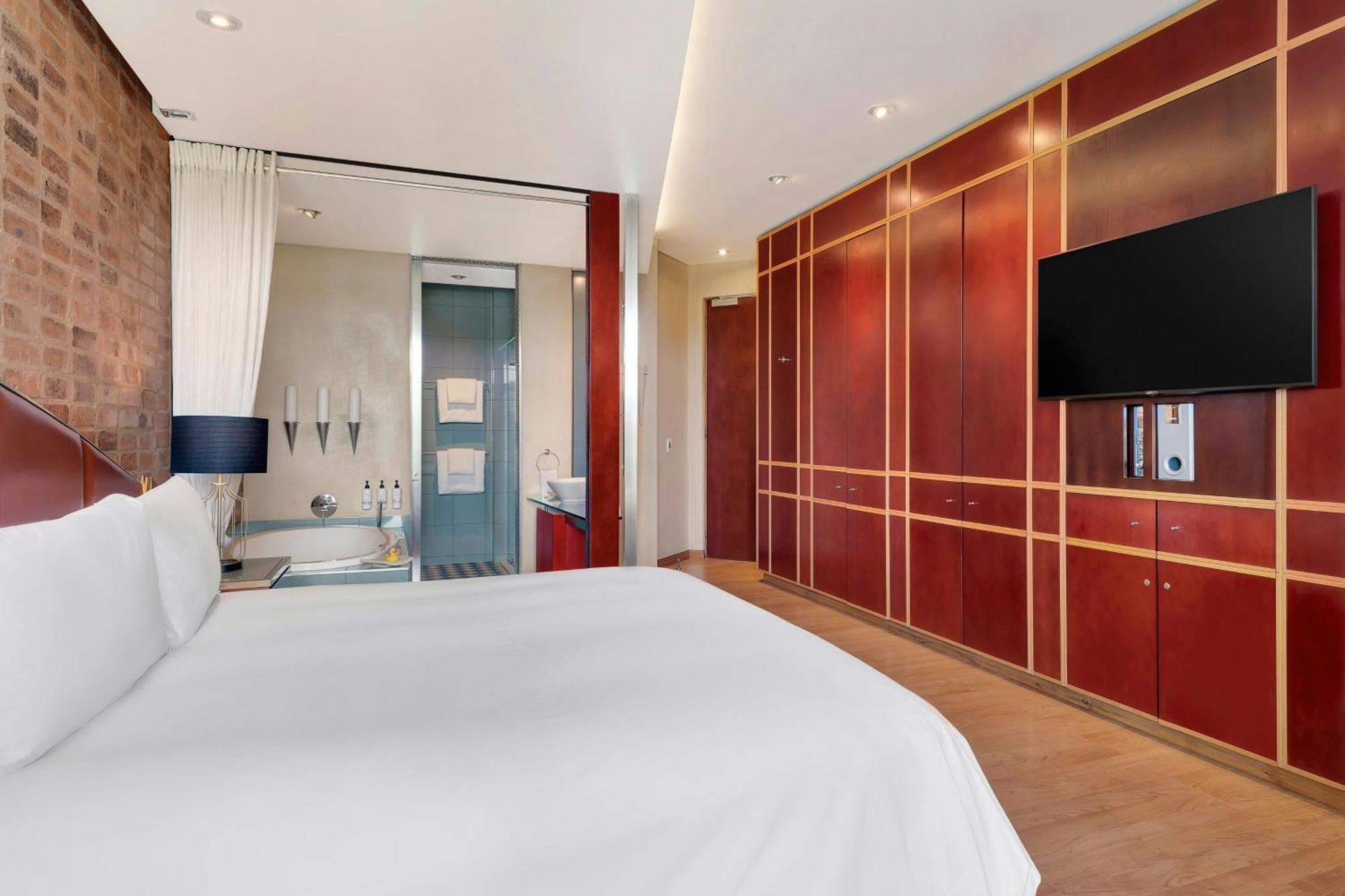 Deluxe Guest Room 1 King