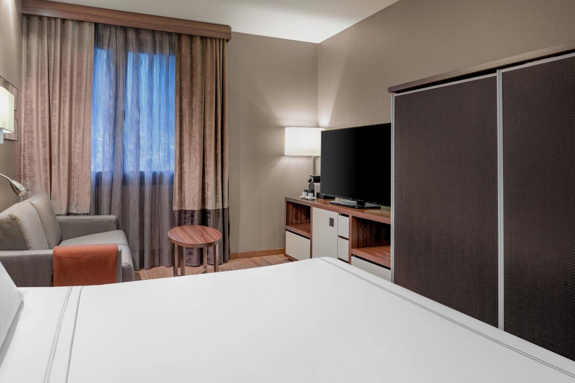 Deluxe King Room with Mountain View