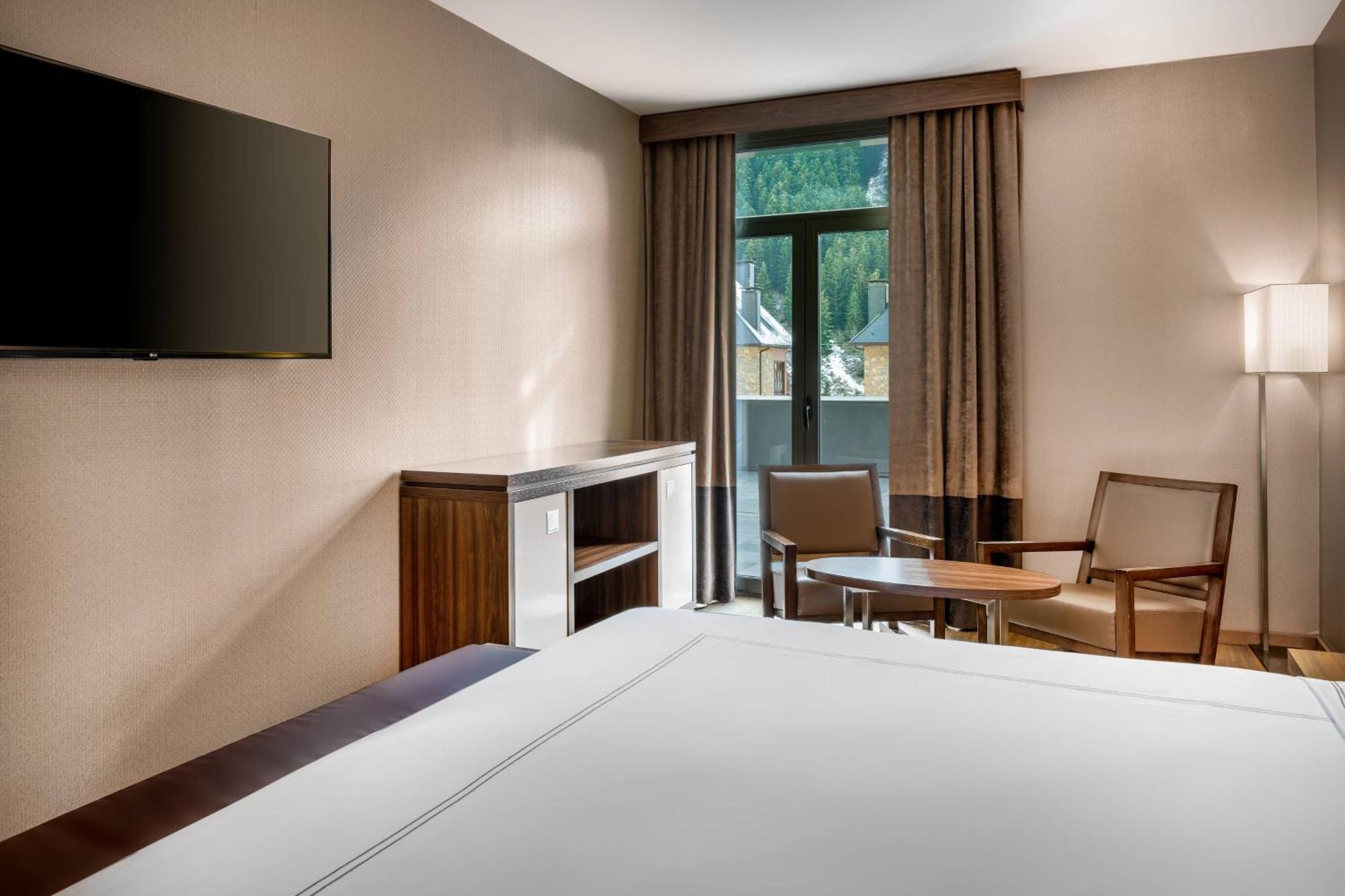King Suite with Mountain View