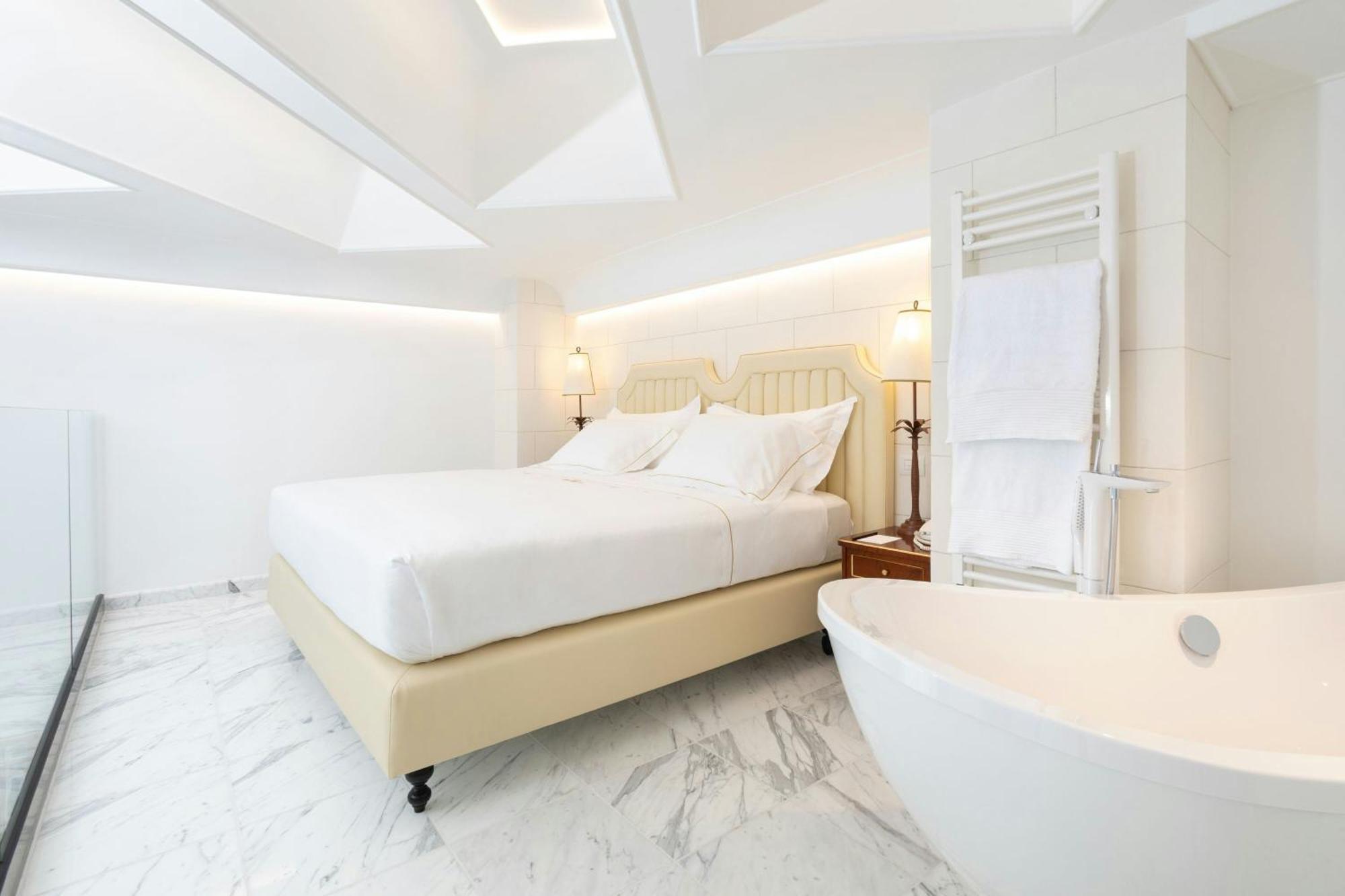 One-Bedroom Bi-Level Suite with Sea View,1643192202:JPEG