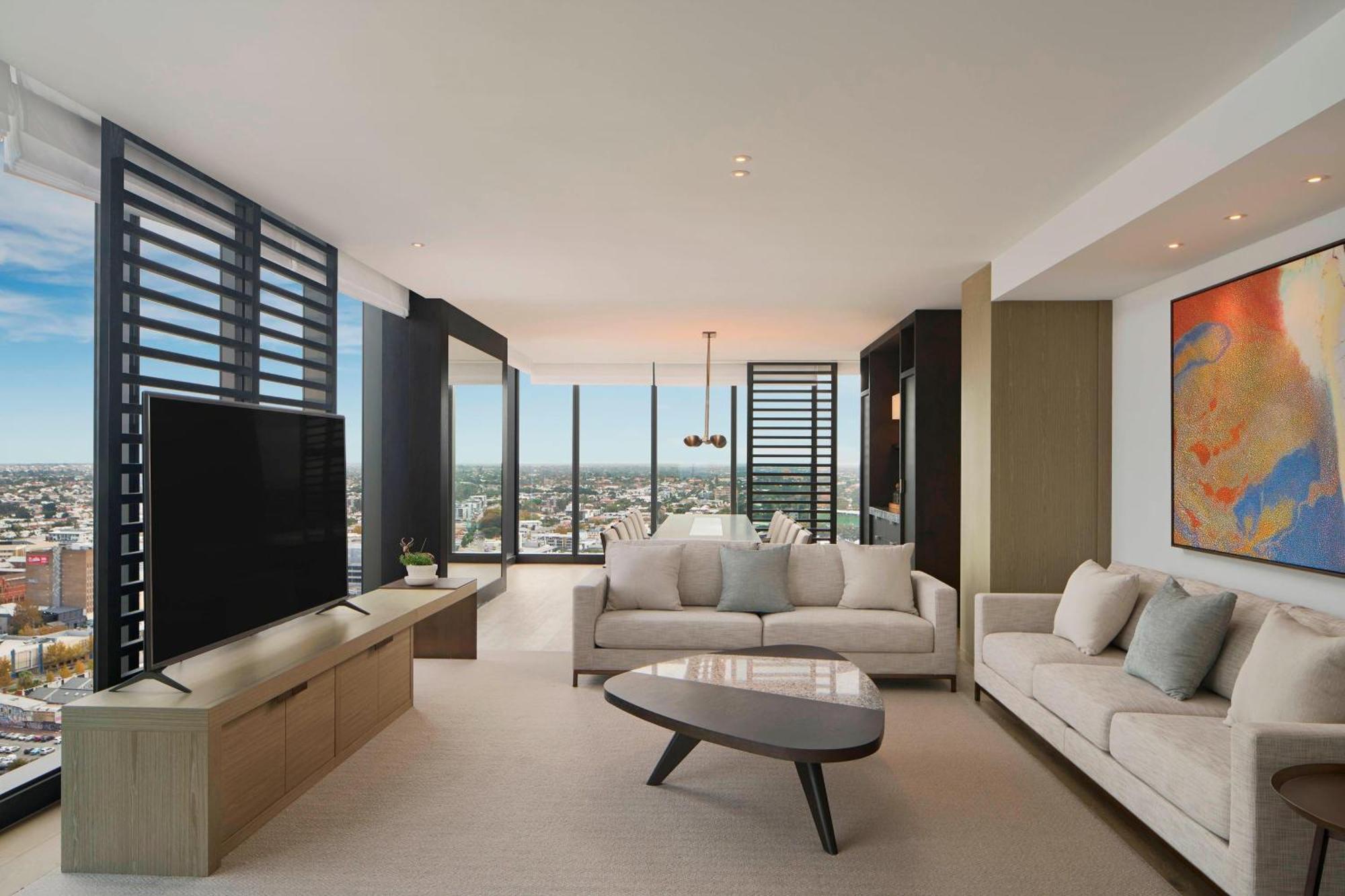 Executive Suite Club lounge access 1 King City view