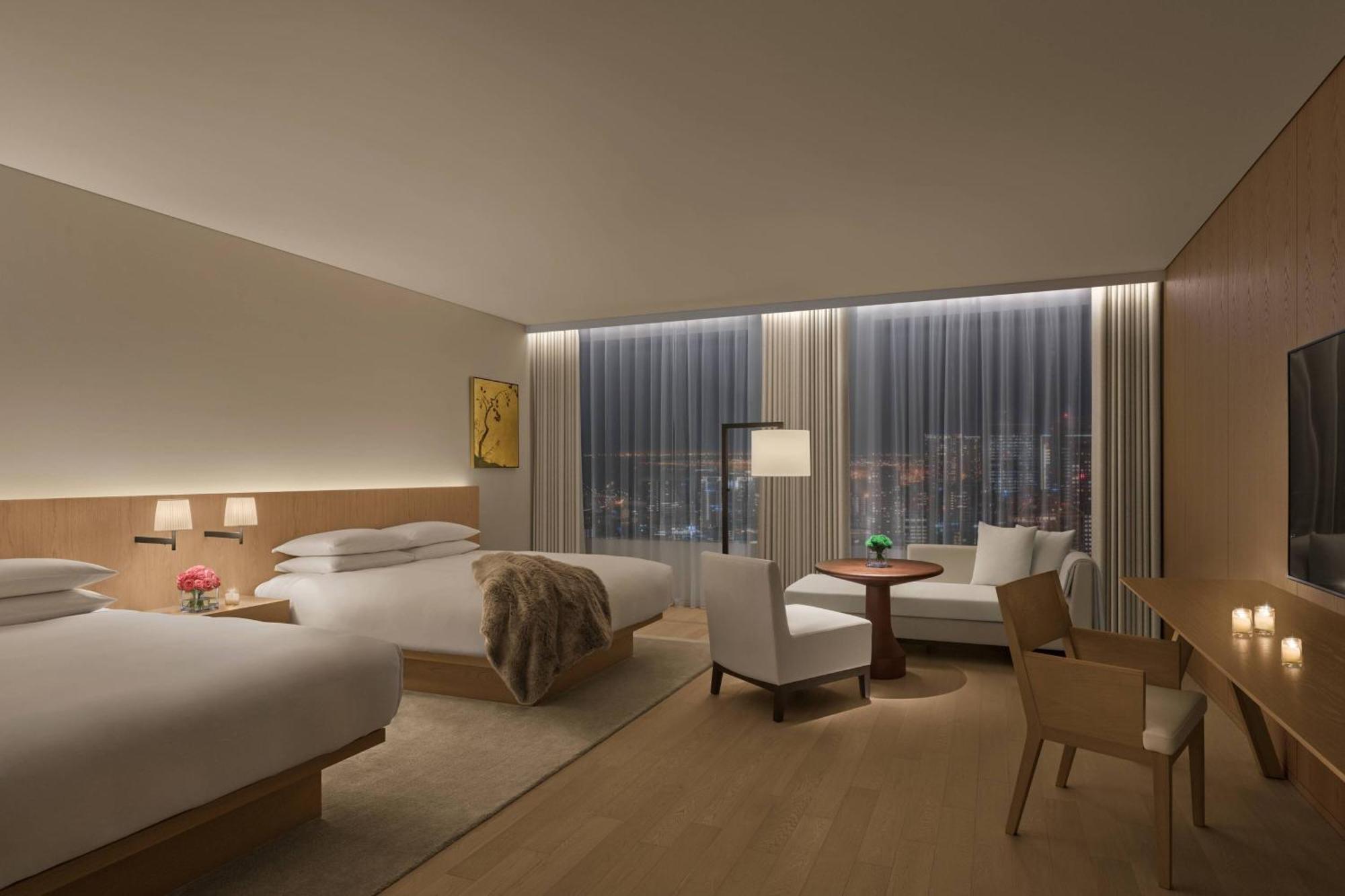 Premier Guest room 2 Queen City view