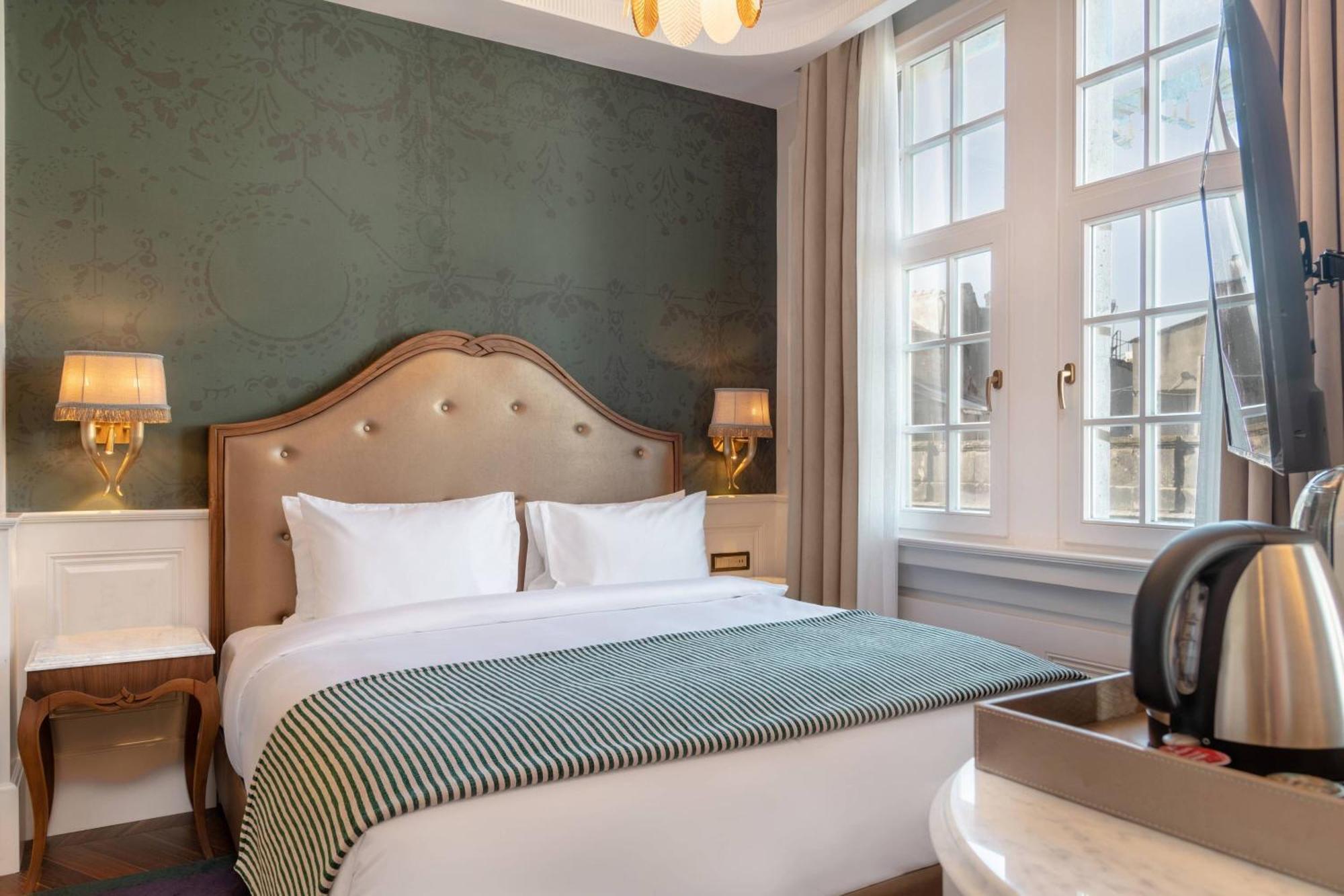 Grand Deluxe Guest Room 1 King