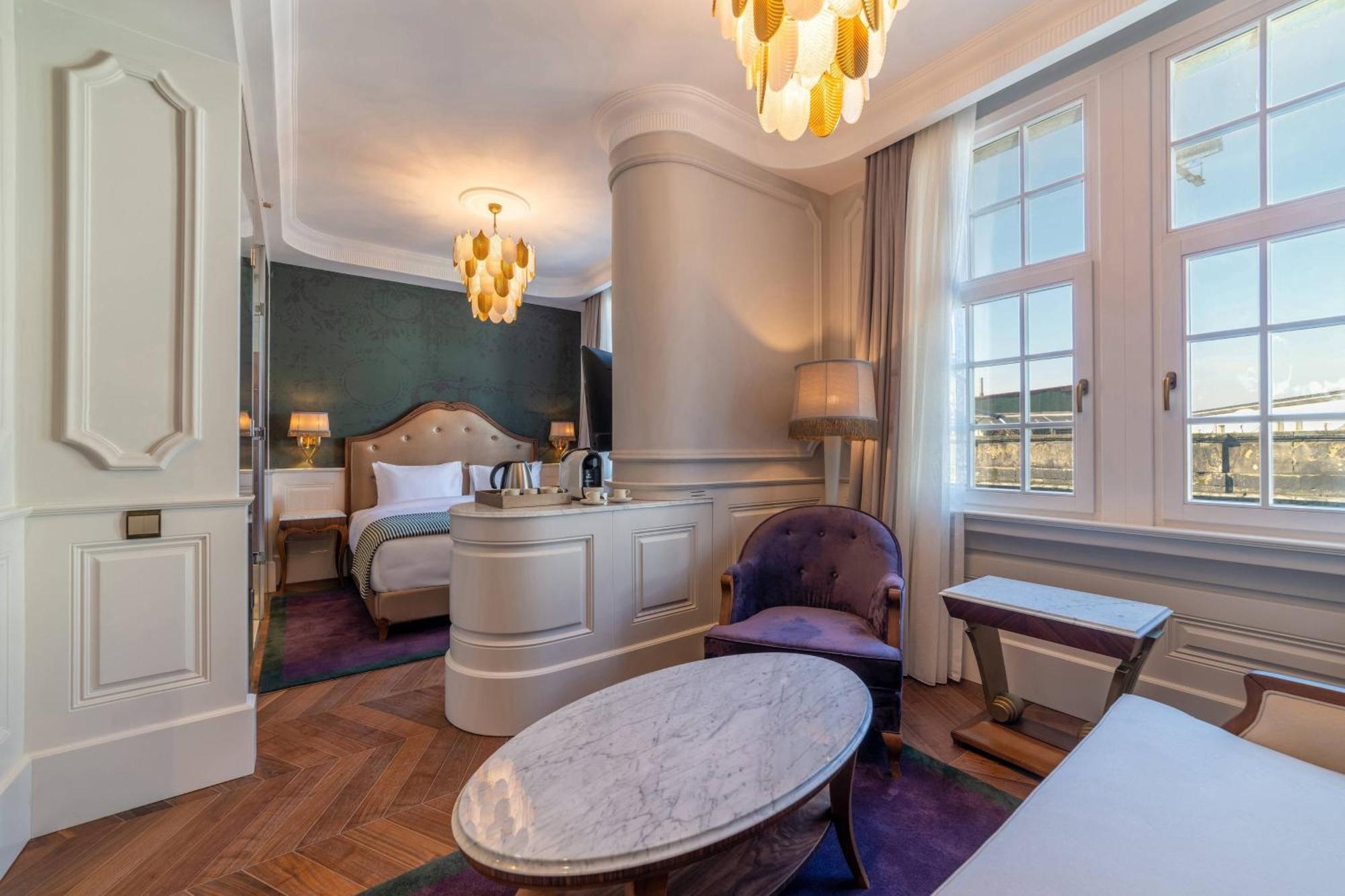 Grand Deluxe Guest Room 1 King