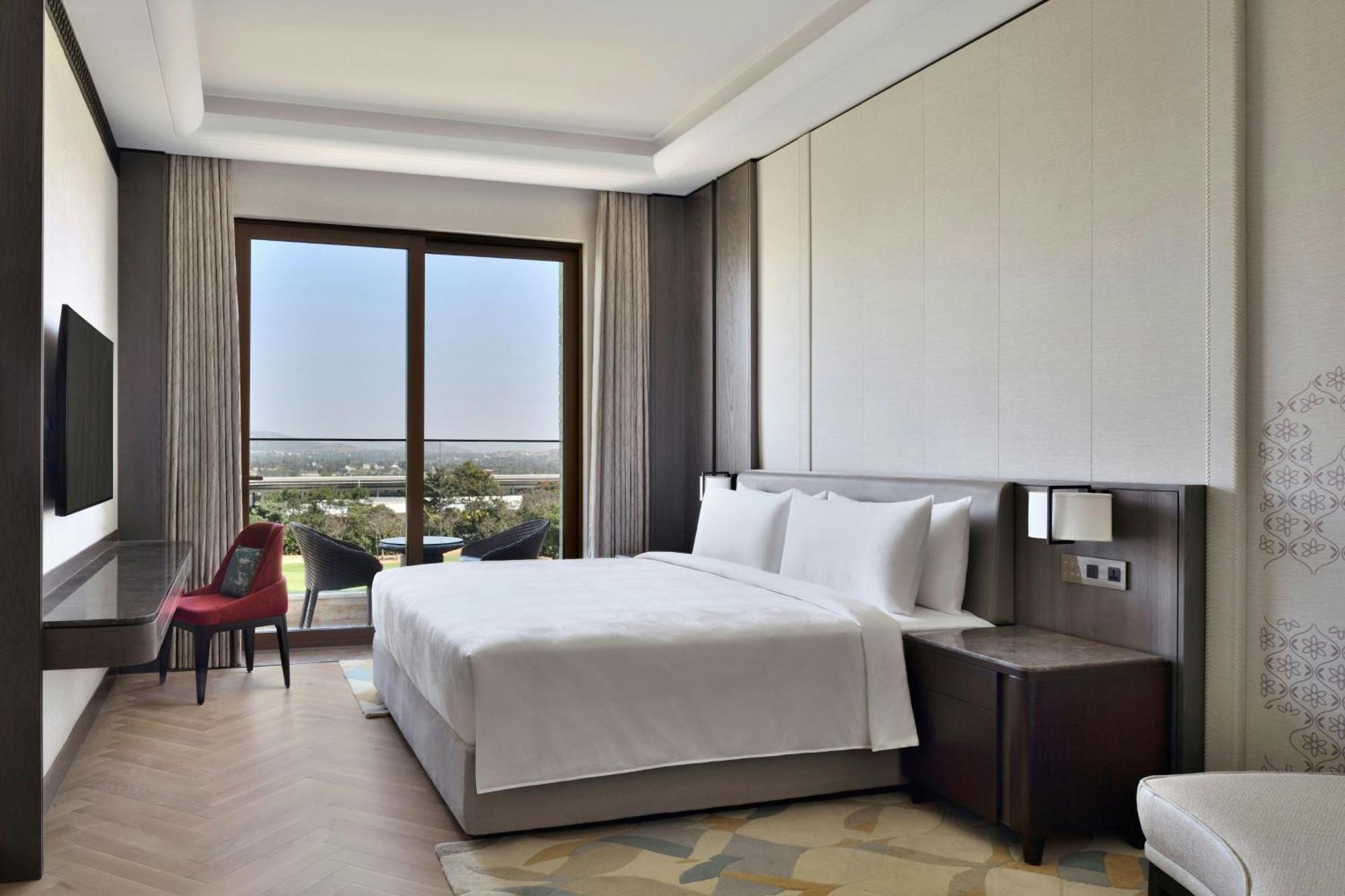 Club King Room with Balcony and complimentary evening local tea experience – Club Level