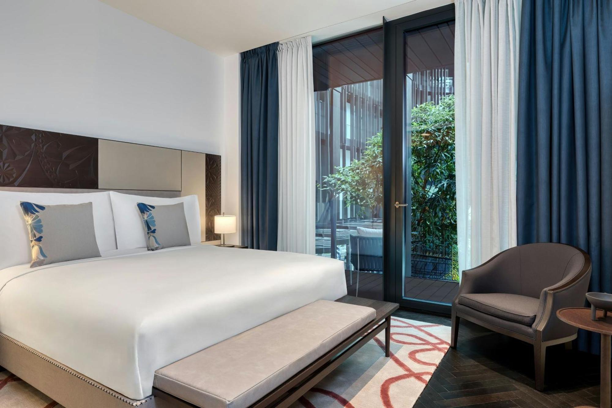 One-Bedroom Atrium King Suite with Balcony and Atrium View,1643283110:JPEG