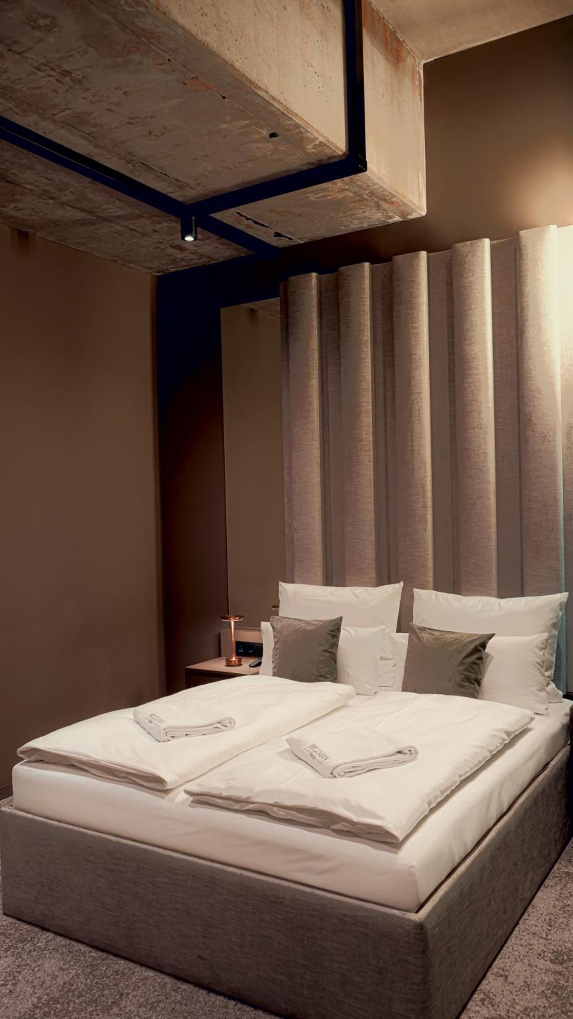 King Room with Roll-In Shower - Disability Access,1643322542:JPEG