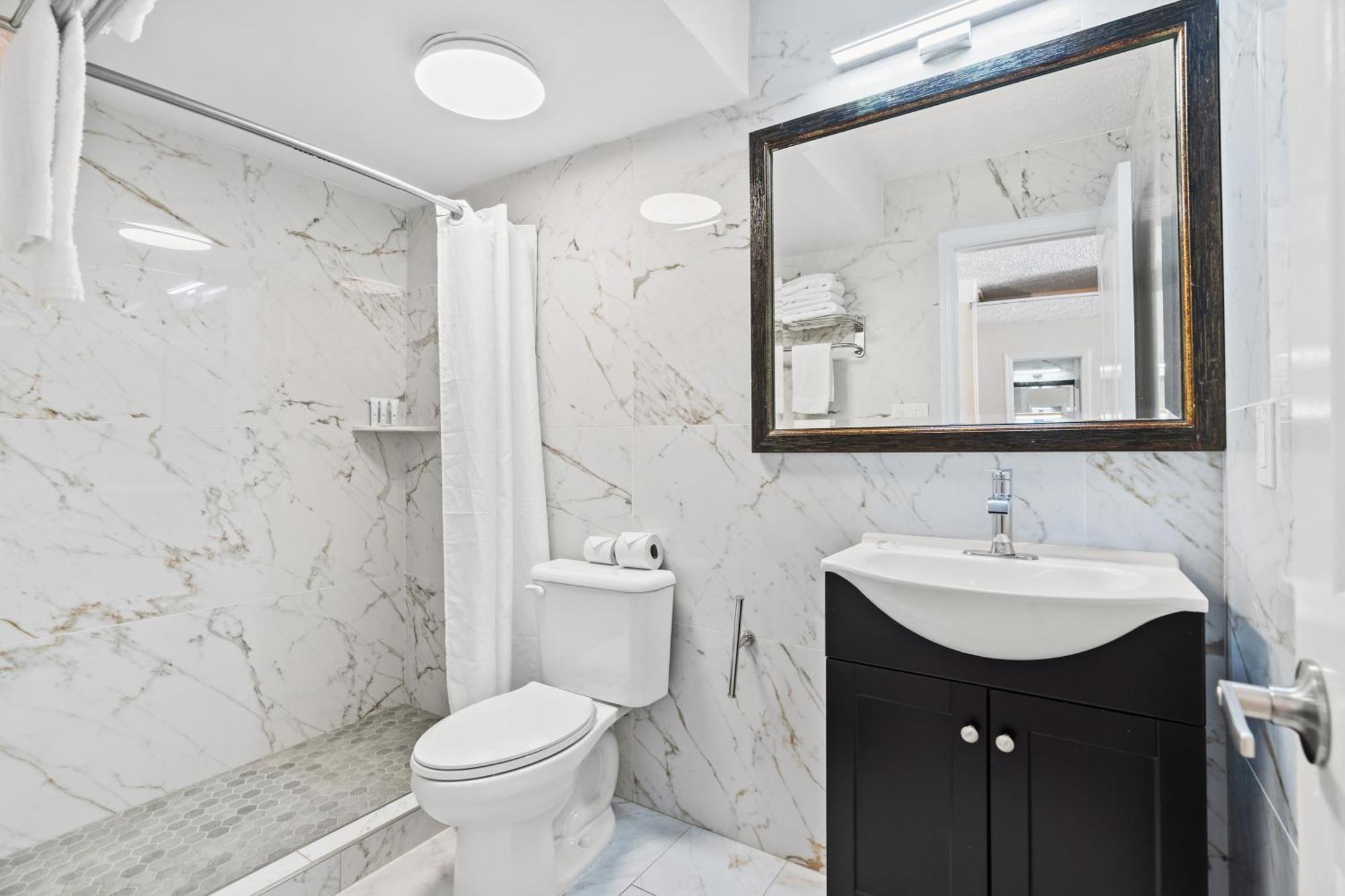 Deluxe Queen Suite
