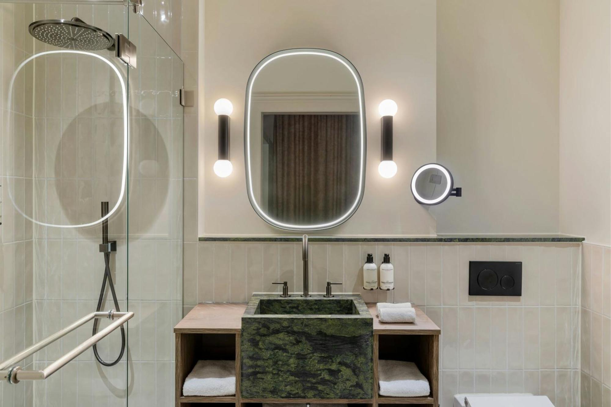 Deluxe Queen Room,1645648533:JPEG