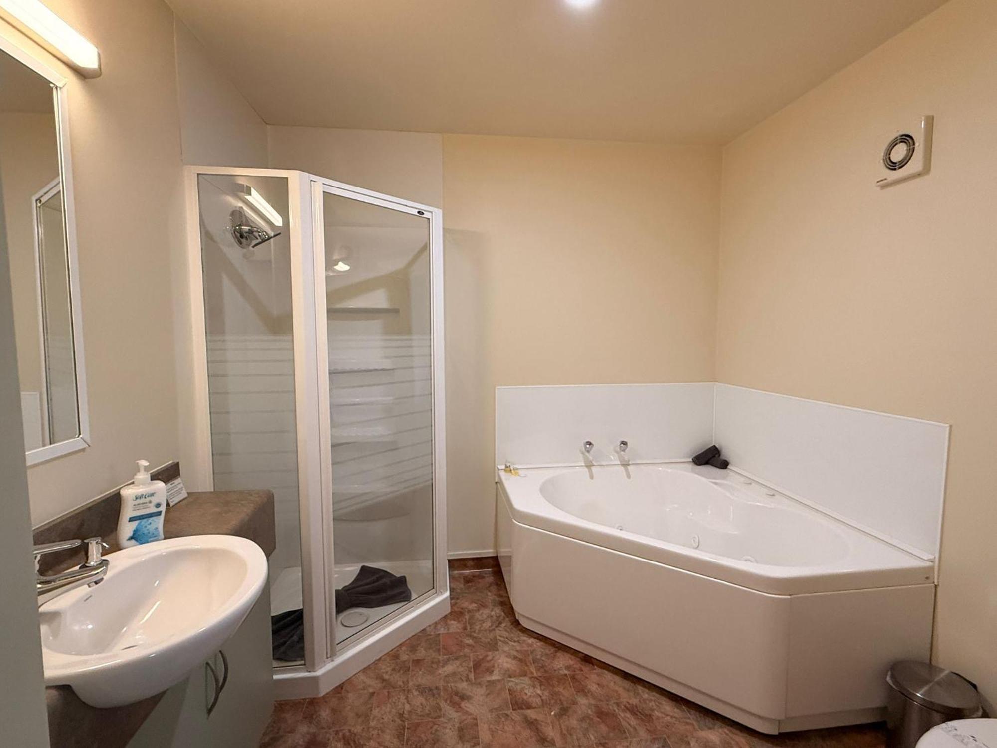 Two-Bedroom Apartment Spa Bath