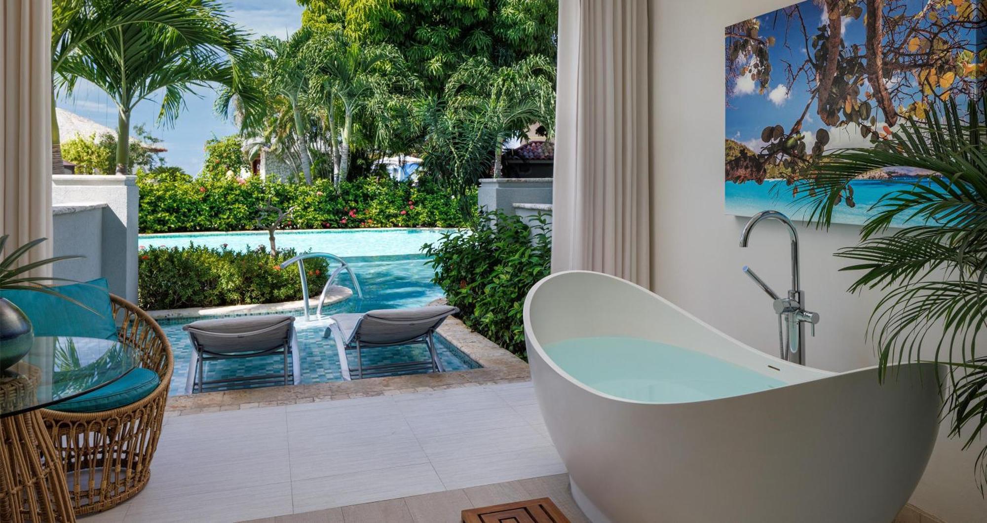 Chambre de Luxe Club Elite avec Accès Direct au Lagon Crystal et Baignoire Relaxante sur Terrasse