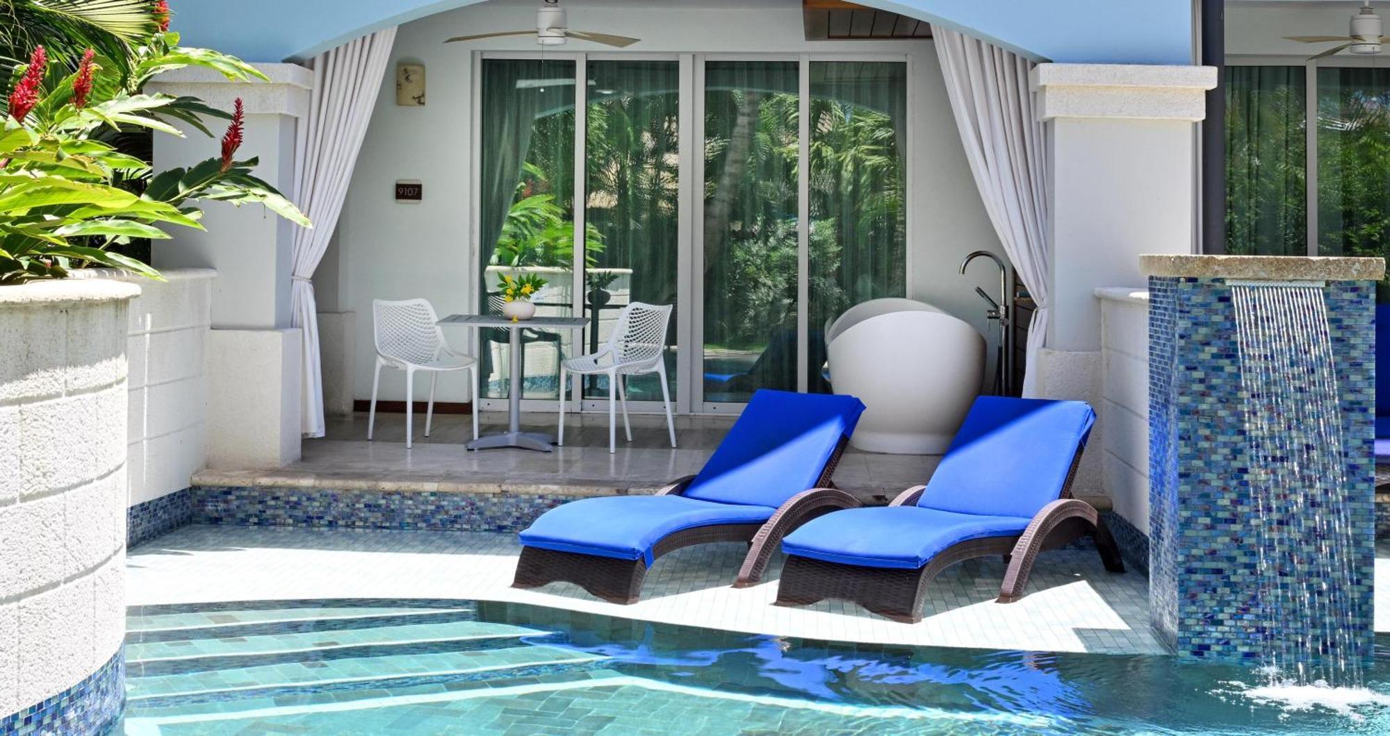 South Seas Swim-up Club Level Ultra Suite w/ Patio Tranquility Soaking Tub