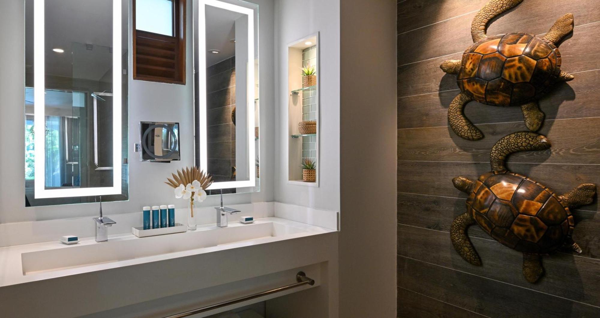 Royal Seaside Swim-up Club Level Ultra Suite w/ Patio Tranquility Soaking Tub