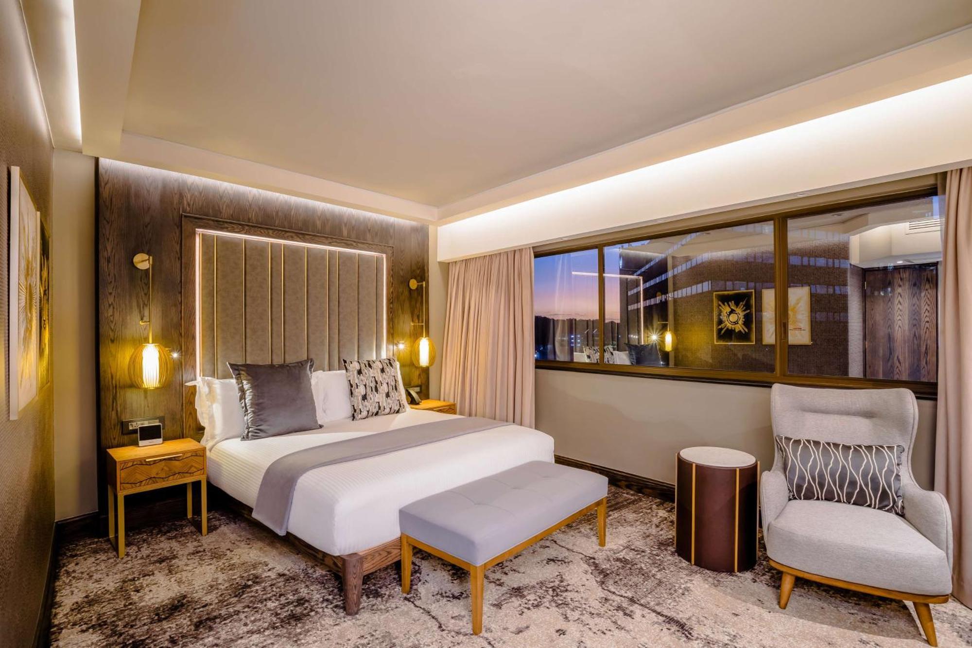 Sandton Towers Corner Deluxe King Room
