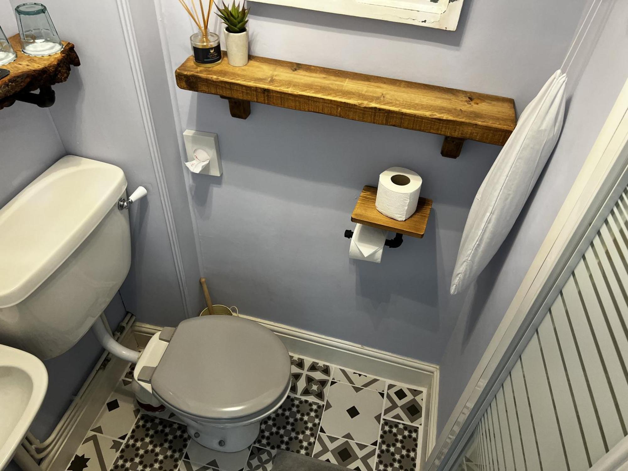 Deluxe Double Room Shower