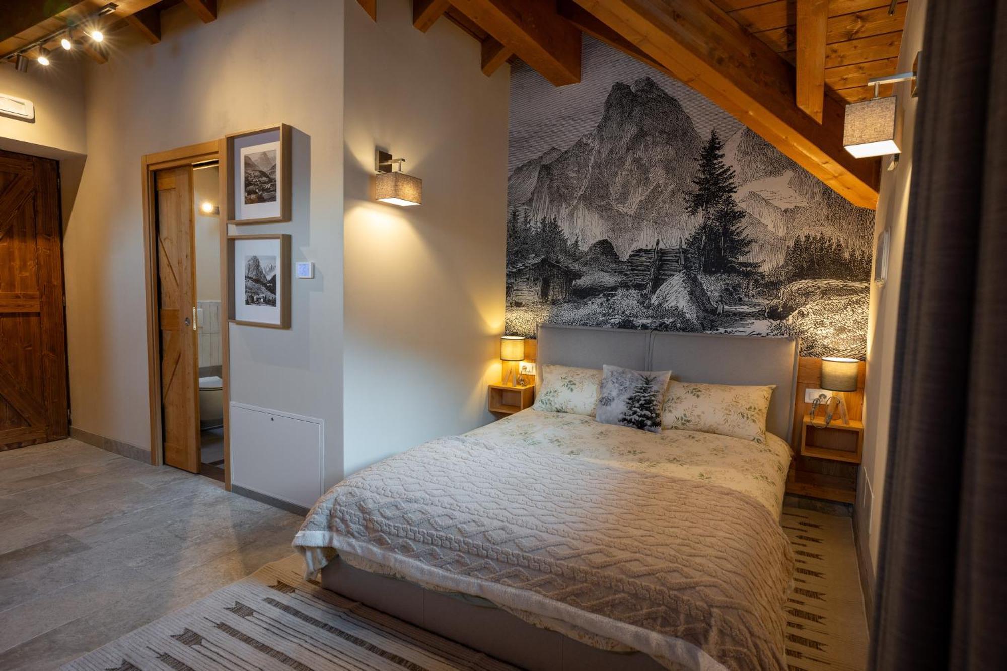 One-Bedroom Apartment Balcony Mountain View