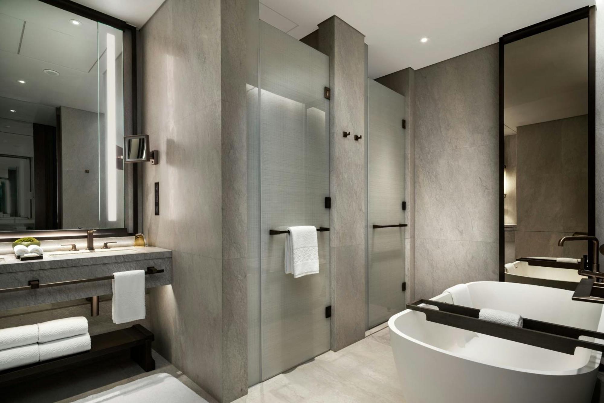 Grand Deluxe King Room City View