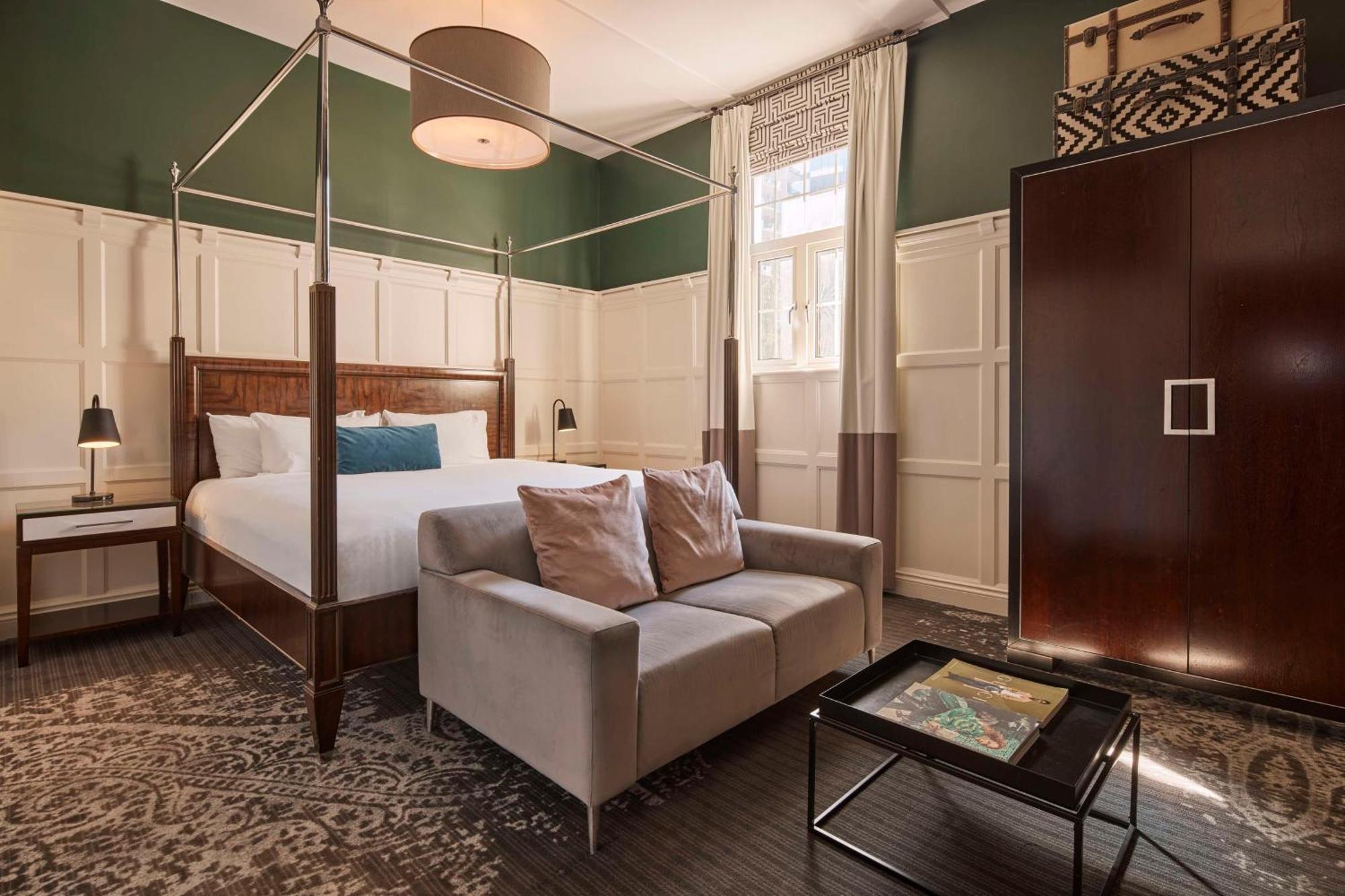 Socialites Suite
