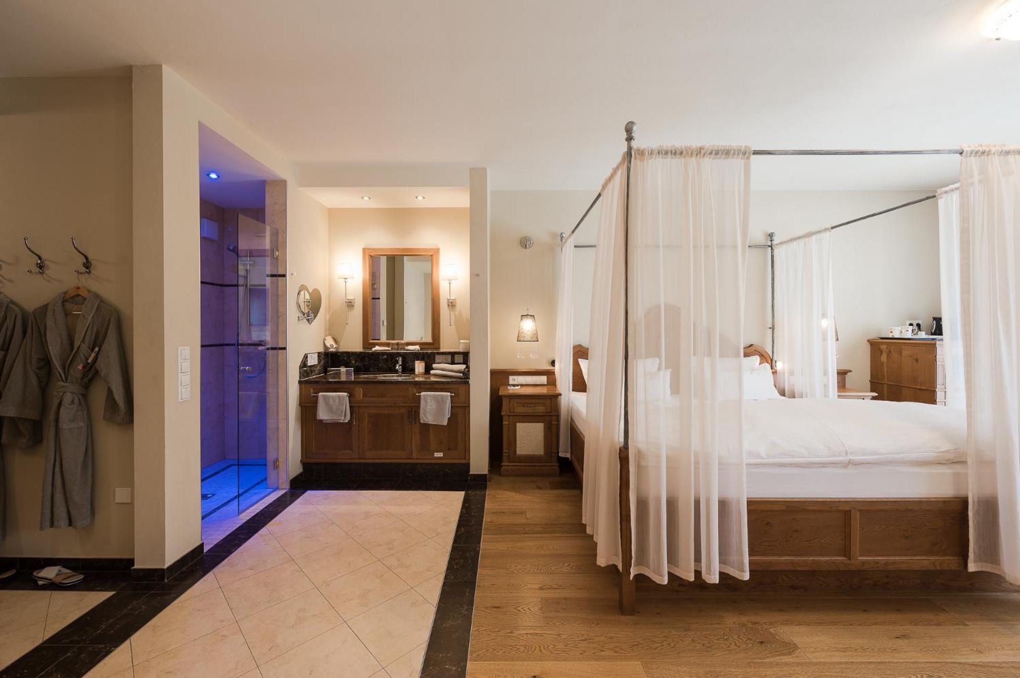 Deluxe King Suite