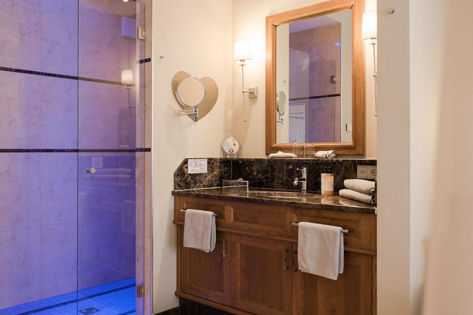 Deluxe King Suite