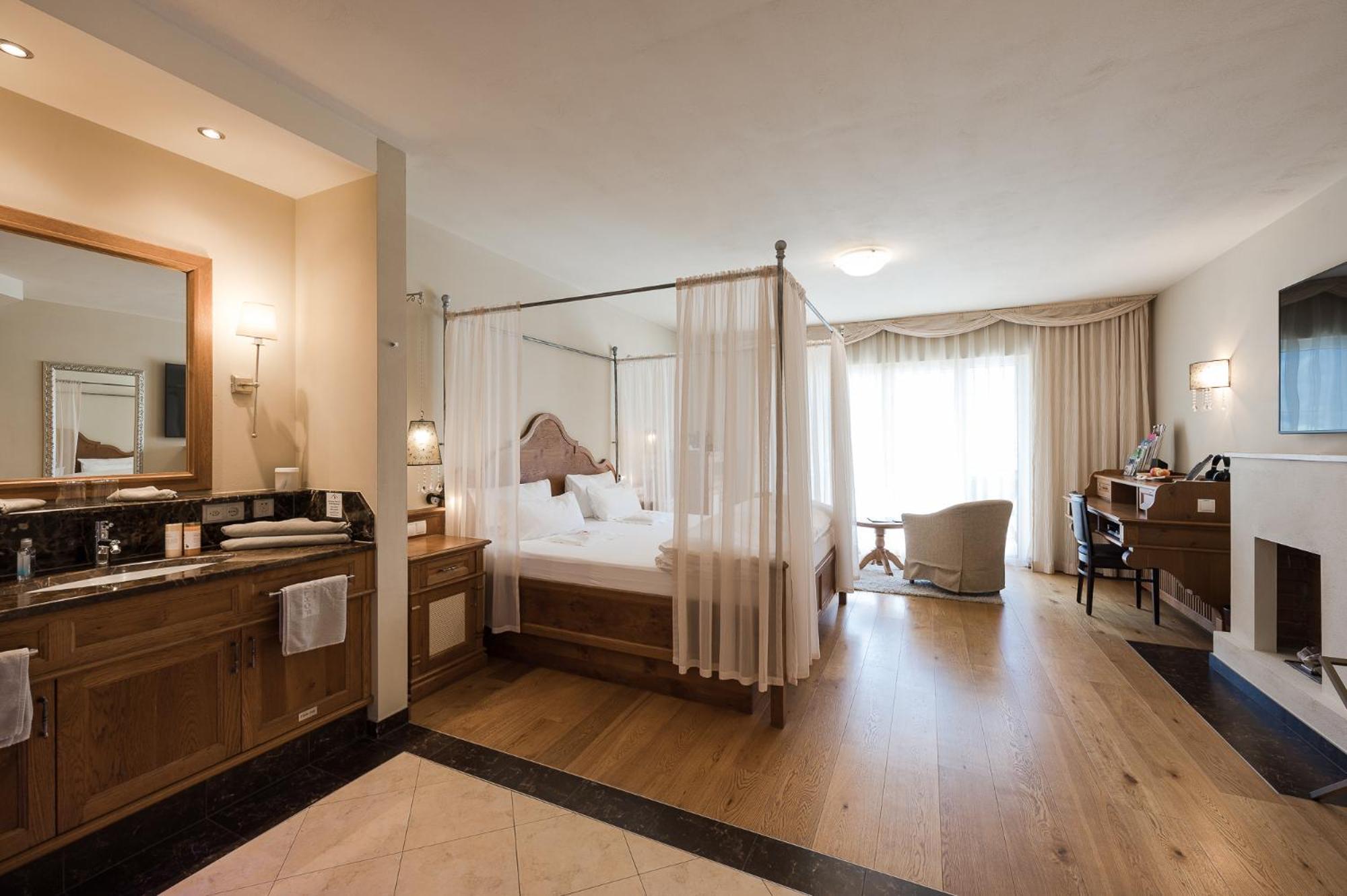 Deluxe King Suite