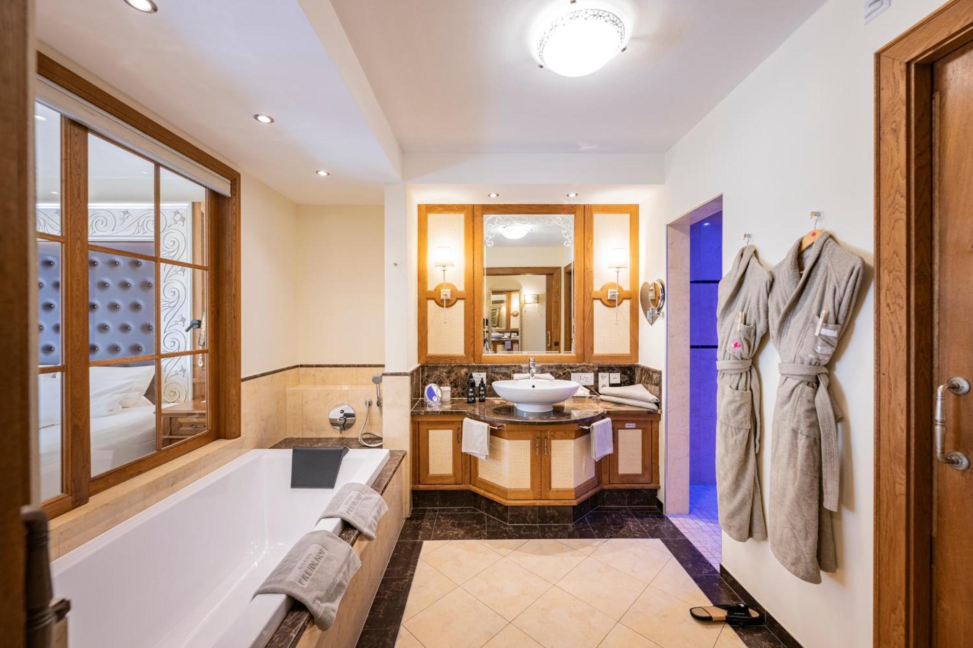 Deluxe King Suite