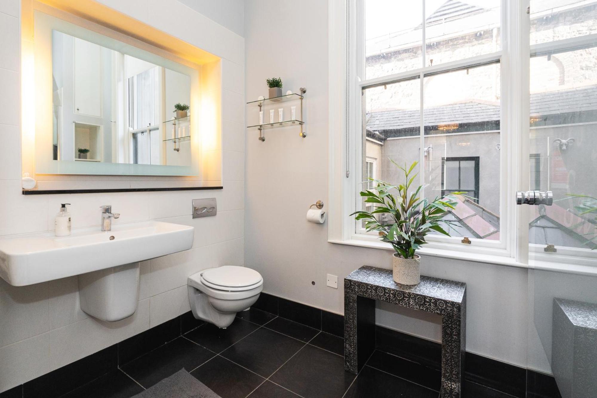 The Oscar Wilde Suite King