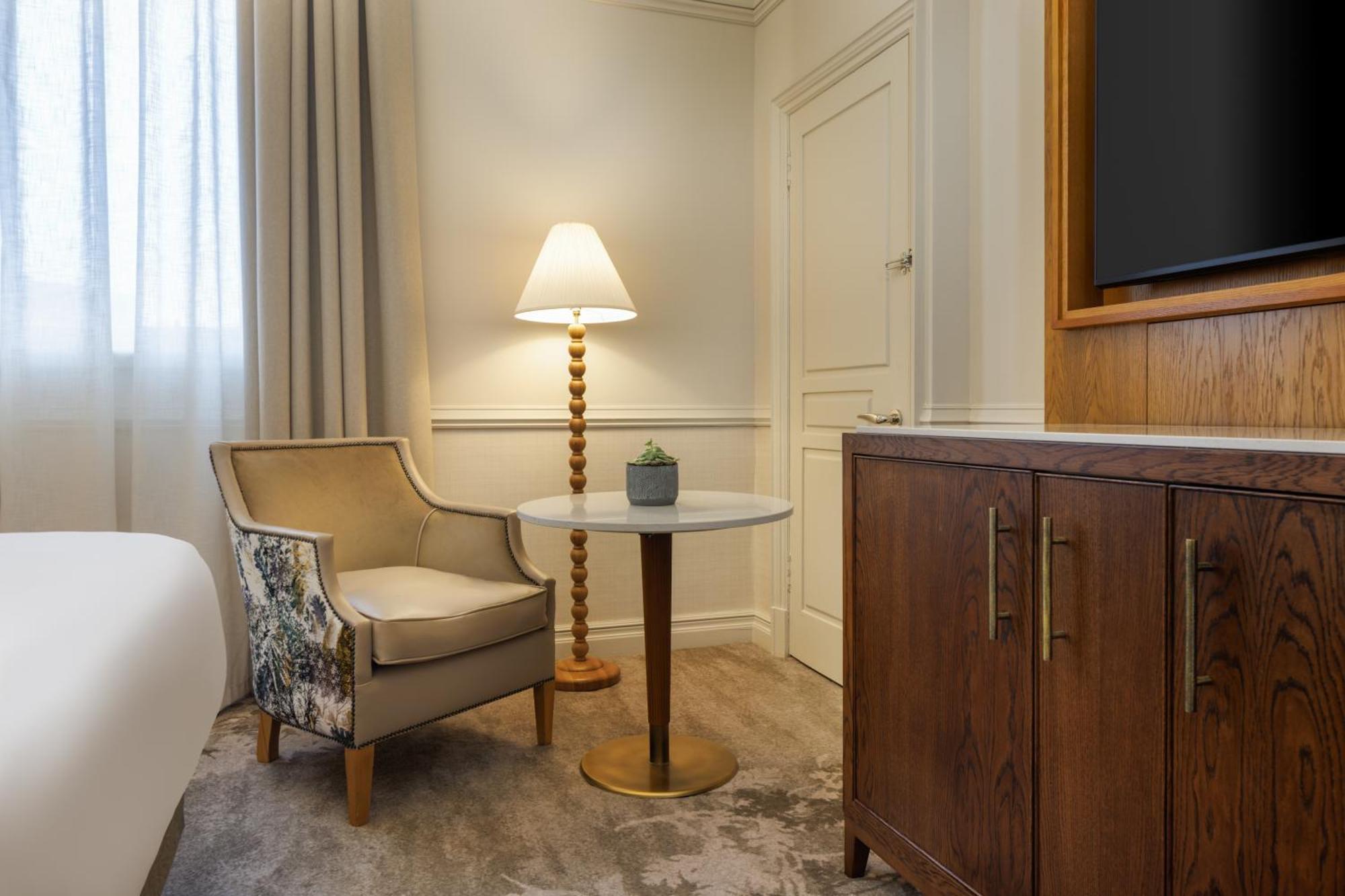 Premier Queen Room