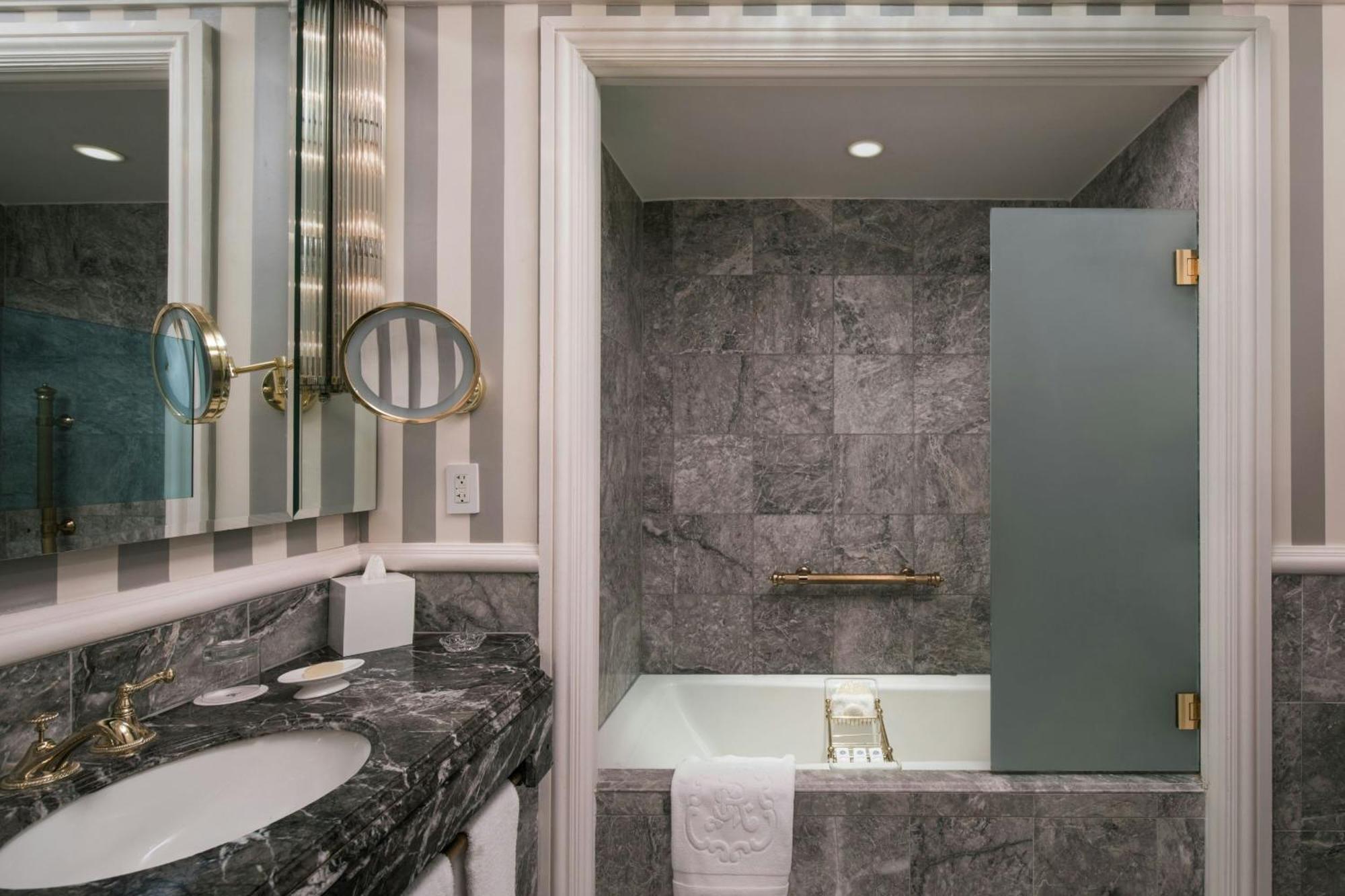 Chambre lit king-size avec baignoire et service de majordome - Accessible aux personnes malentendantes et à mobilité réduite