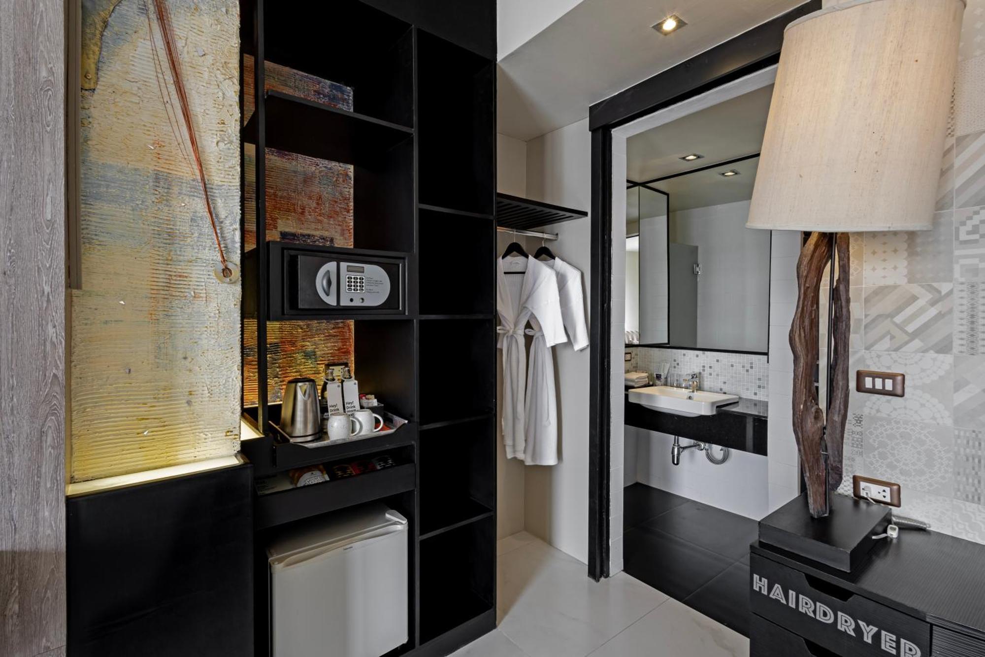 Deluxe Corner 1 King,1656178619:JPEG