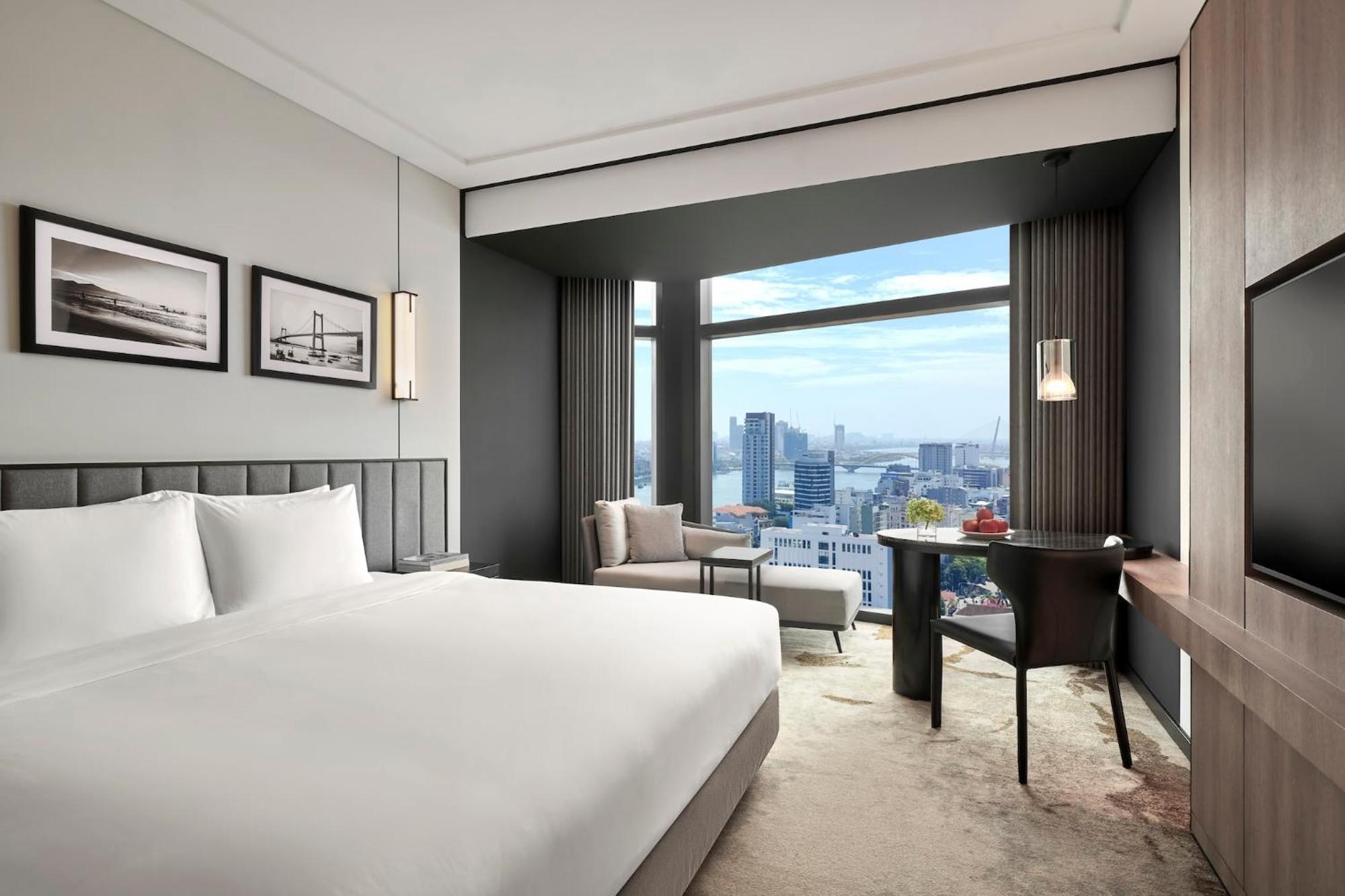 Standard King Room River View Bathtub