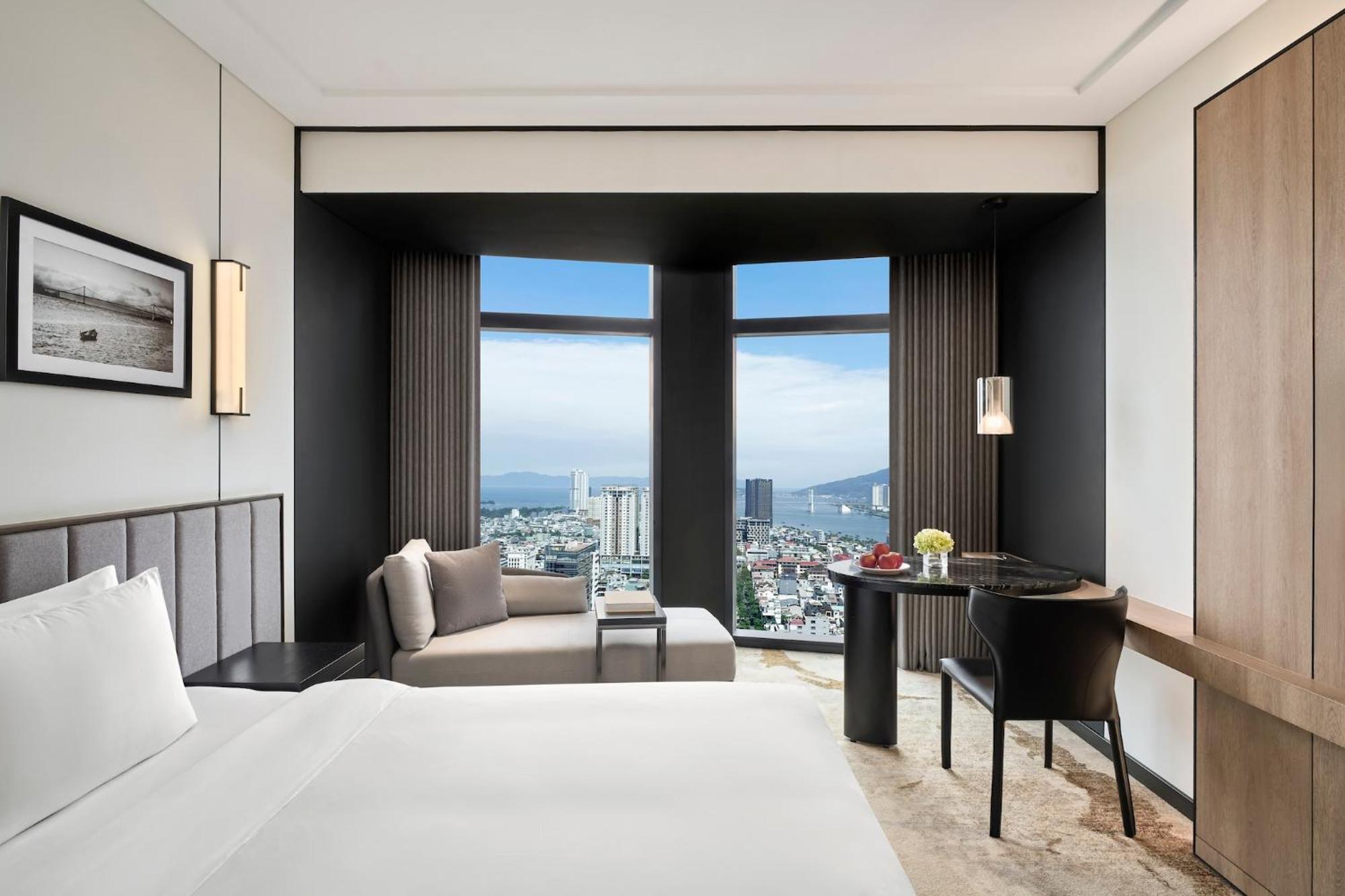 Standard King Room River View Bathtub