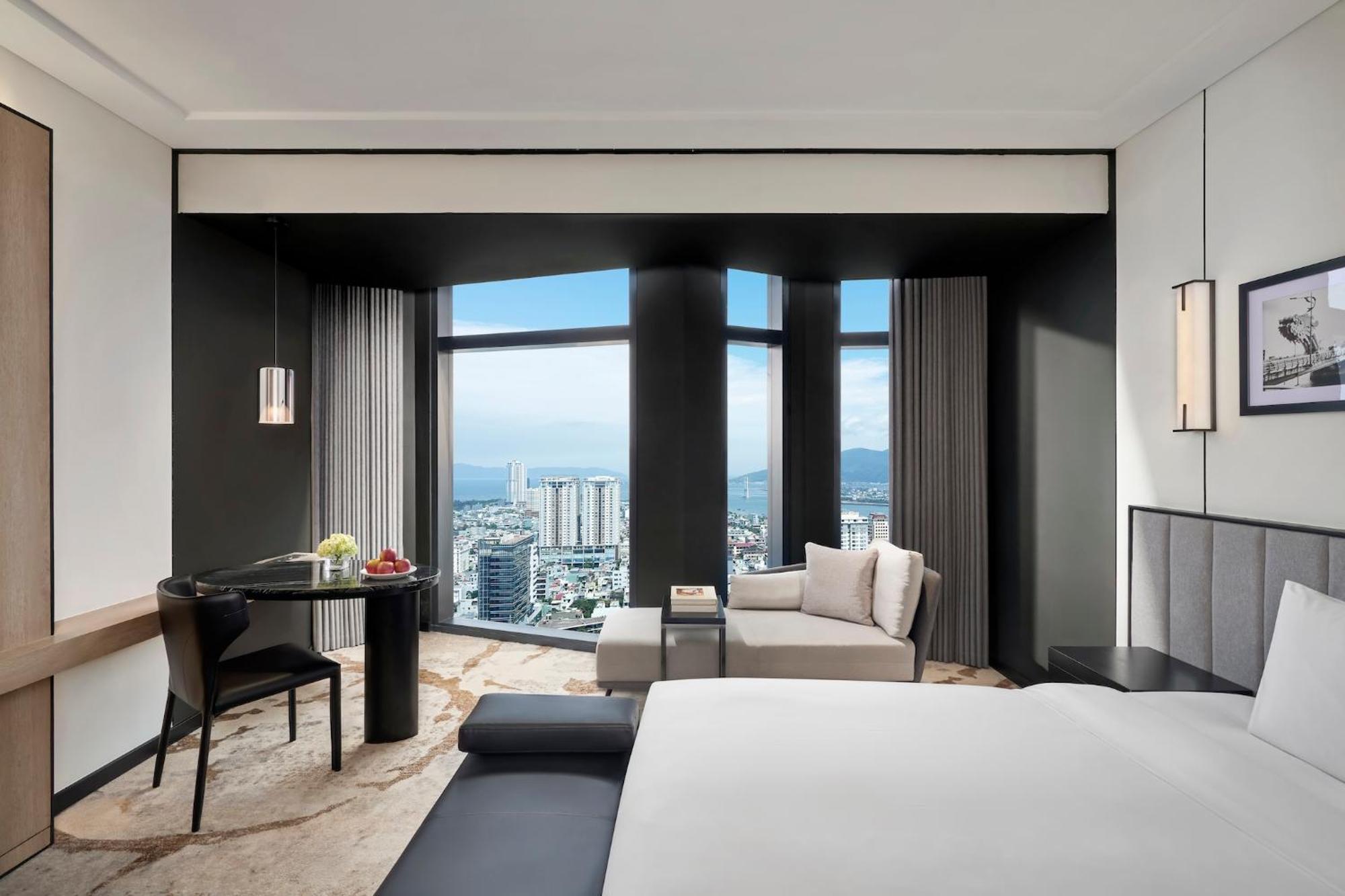 1 King Premium River view Bathtub Lounge Access