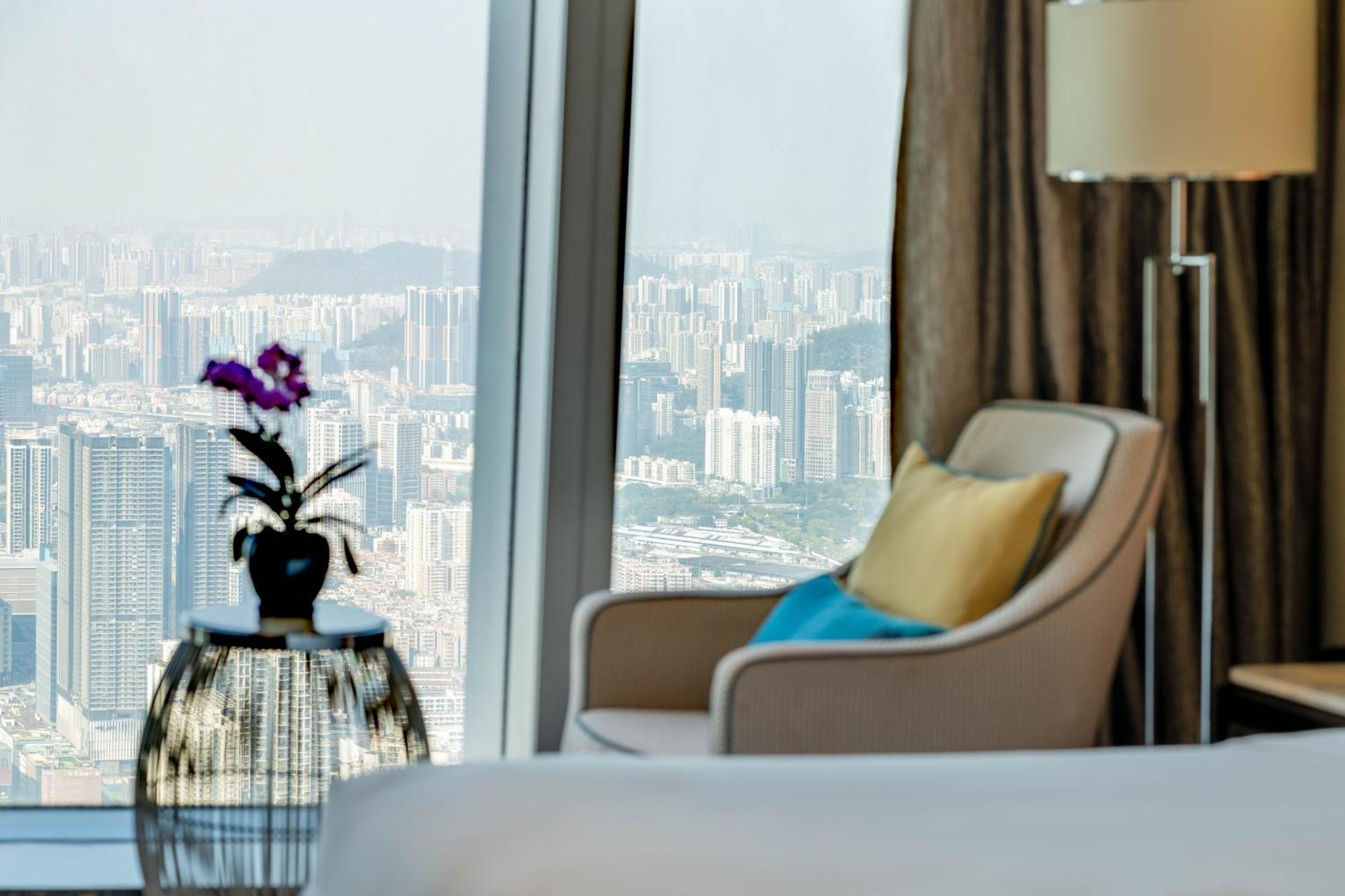 Deluxe City View King Guest room 1 King Skyline view
