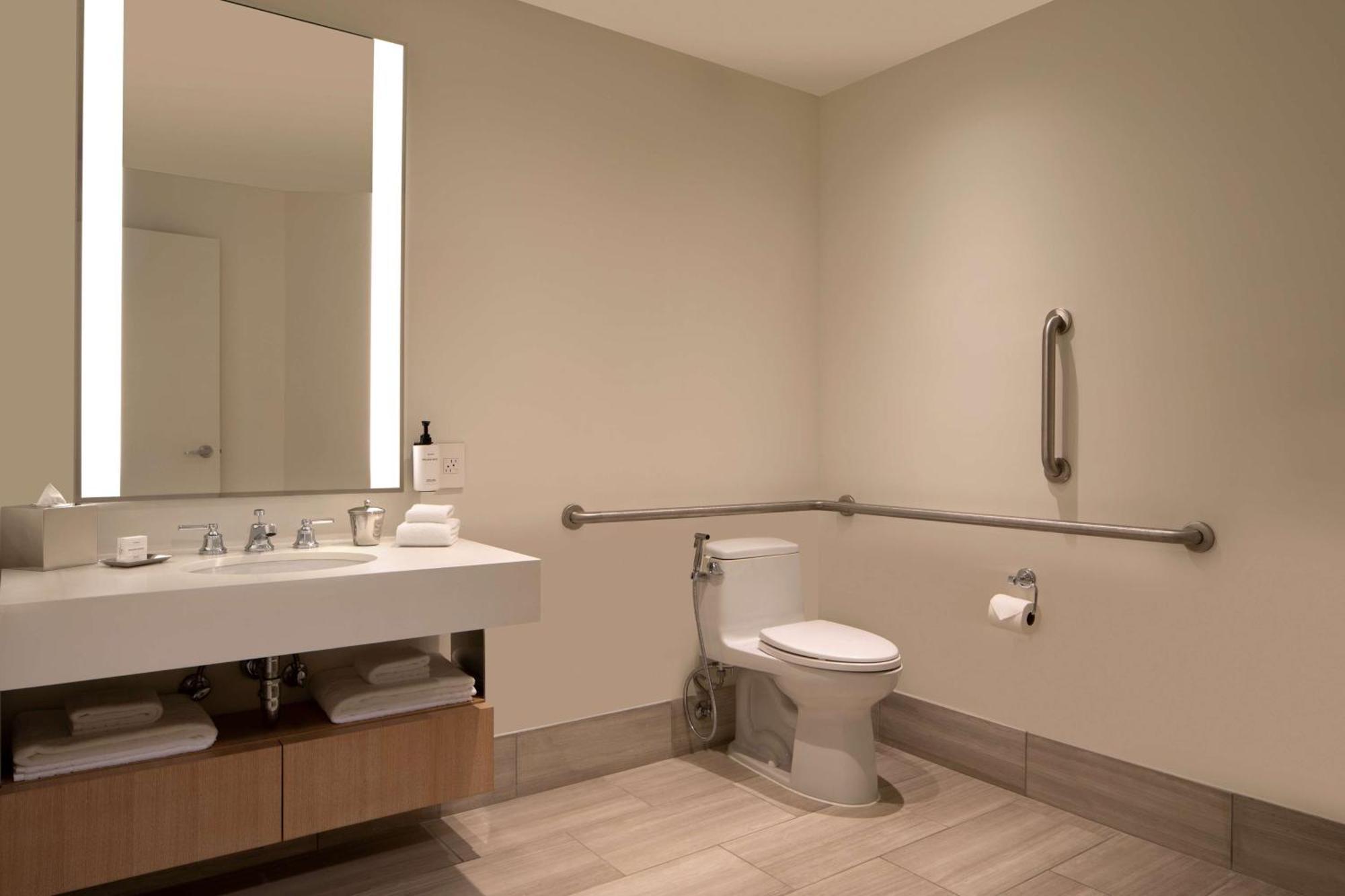 Deluxe King Room with Tub - Mobility/Hearing Access