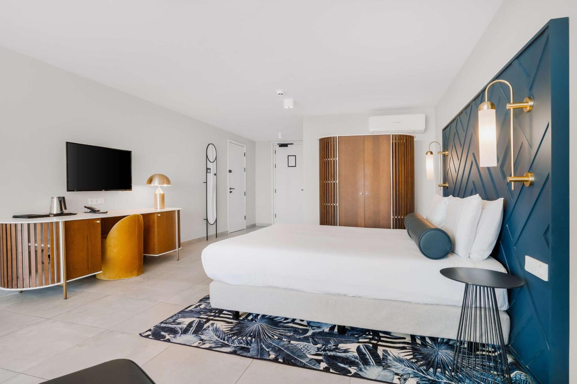 Deluxe King Room Oceanfront