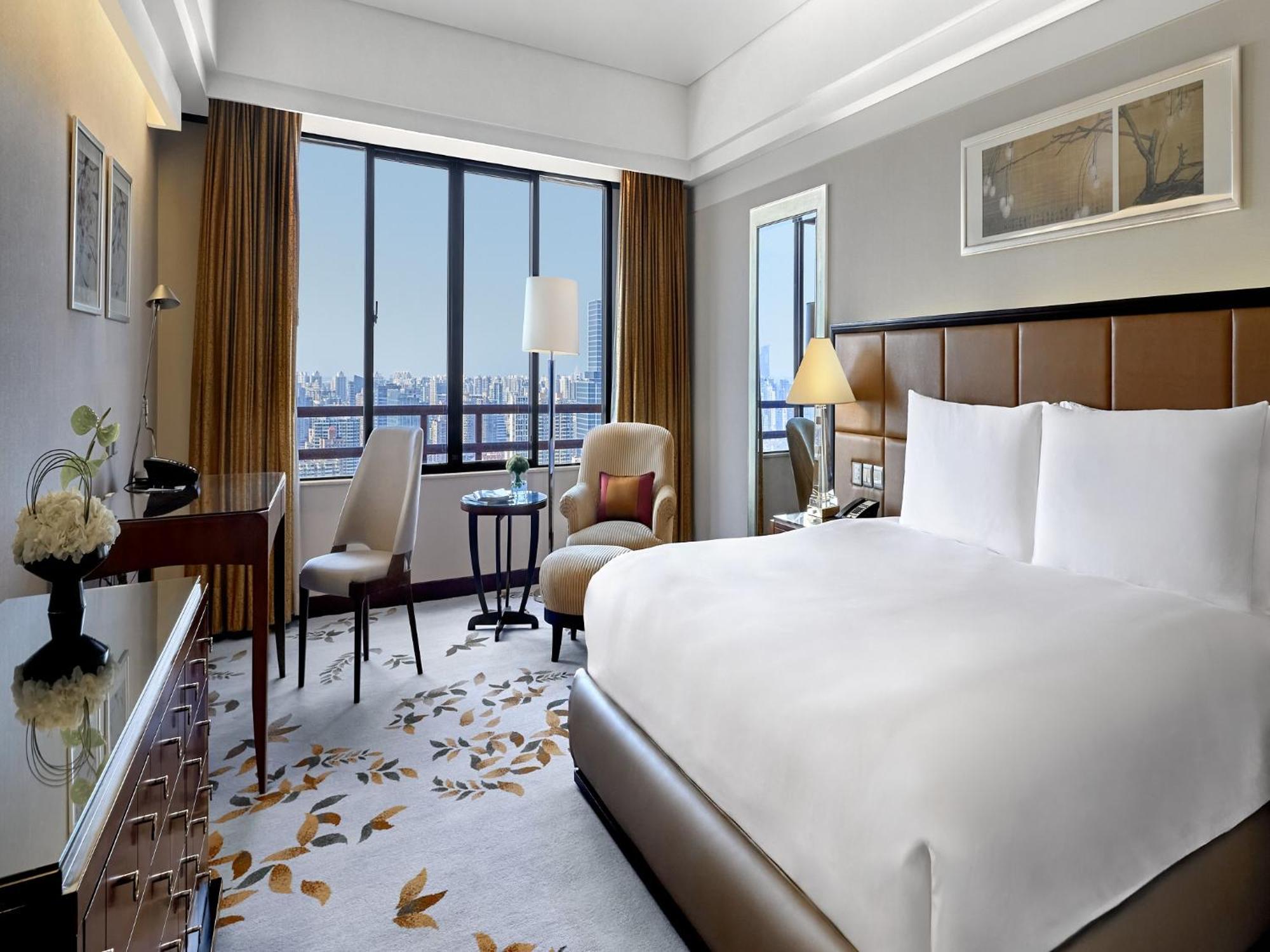 Deluxe City View Room Guest room 1 King City view