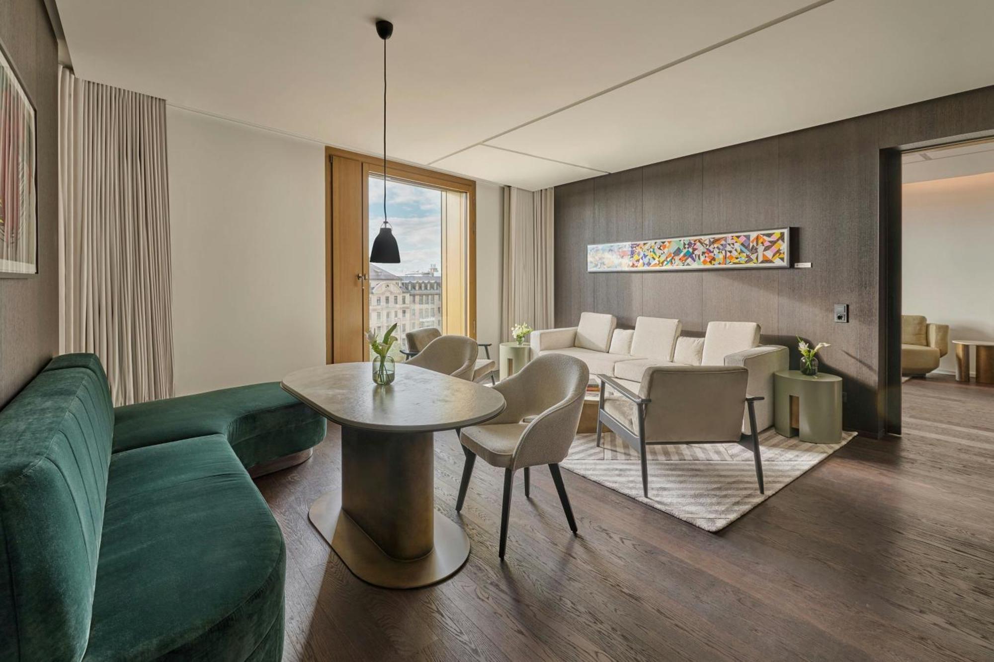 One-Bedroom Panorama King Suite City View